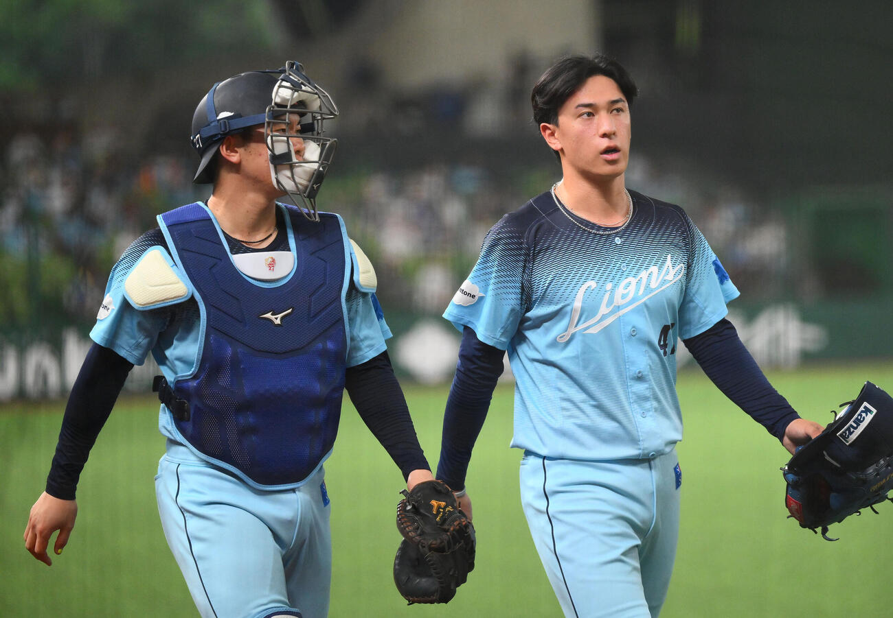 西武対オリックス　試合に臨む西武杉山遥希（右）と小島大河（撮影・滝沢徹郎）