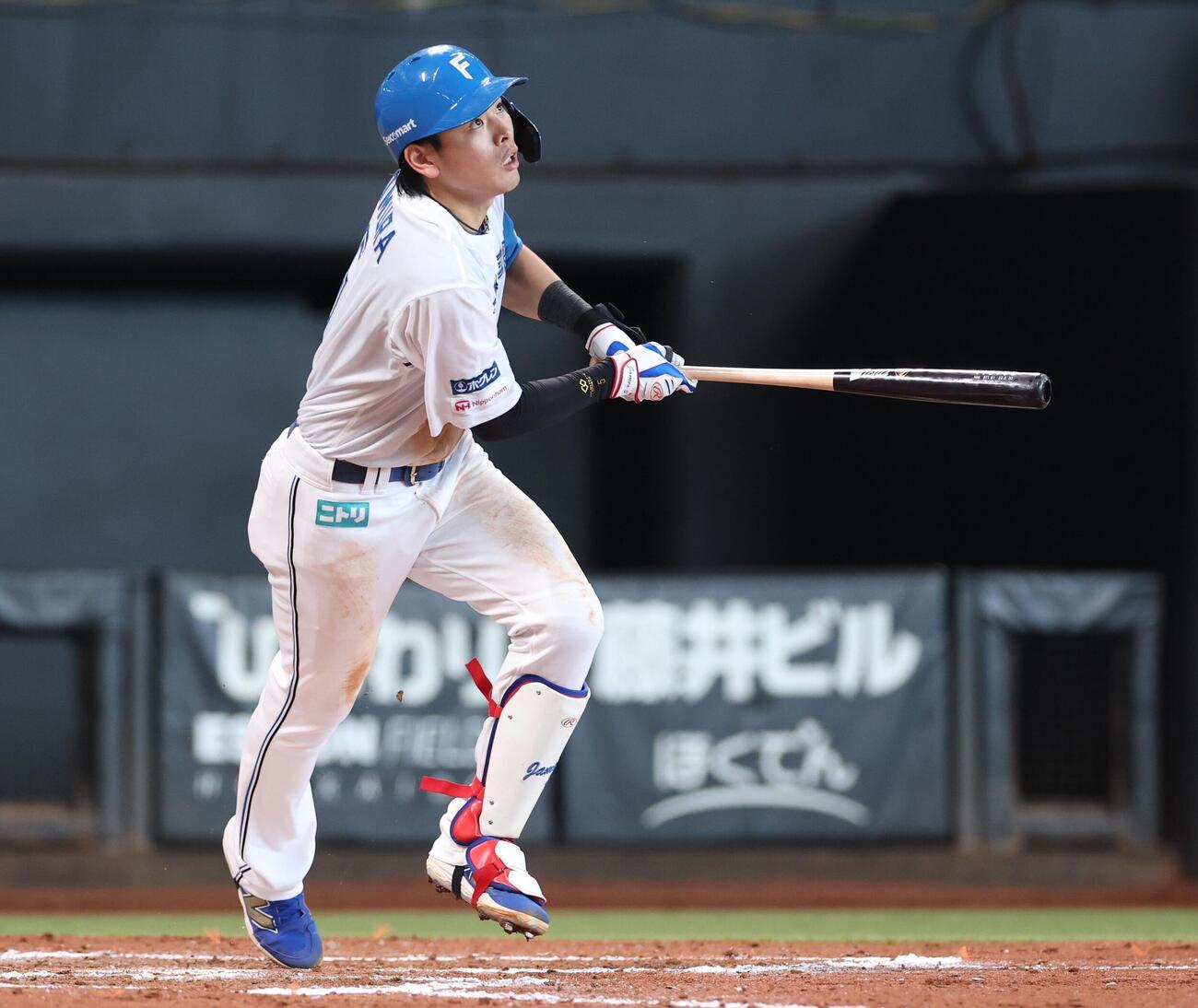 日本ハム対ソフトバンク　7回裏日本ハム2死、本塁打を放つ野村佑希（撮影・黒川智章）