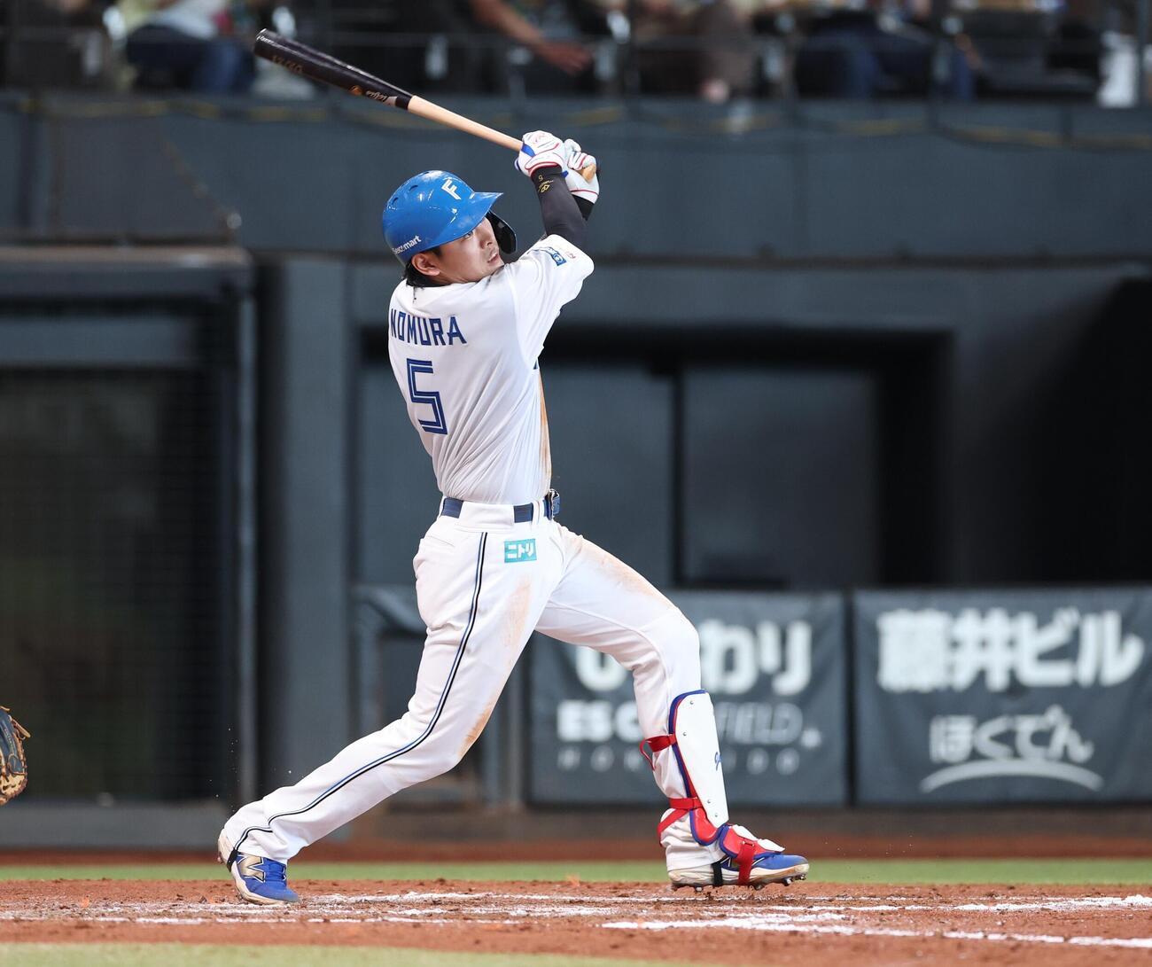日本ハム対ソフトバンク　7回裏日本ハム2死、本塁打を放つ野村佑希（撮影・黒川智章）