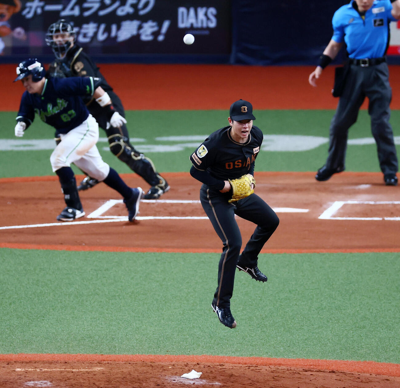 阪神対ヤクルト　6回表ヤクルト1死一塁、下村海翔は増田珠の打球にマウンド上でジャンプする（撮影・加藤哉）