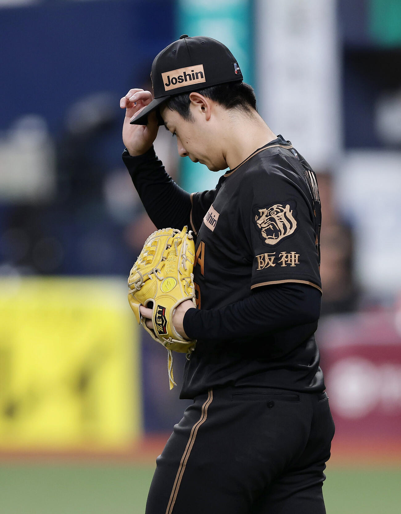 阪神対ヤクルト　6回表ヤクルト2死一、二塁、内山壮真に勝ち越し2点適時二塁打を許した下村海翔（撮影・前田充）