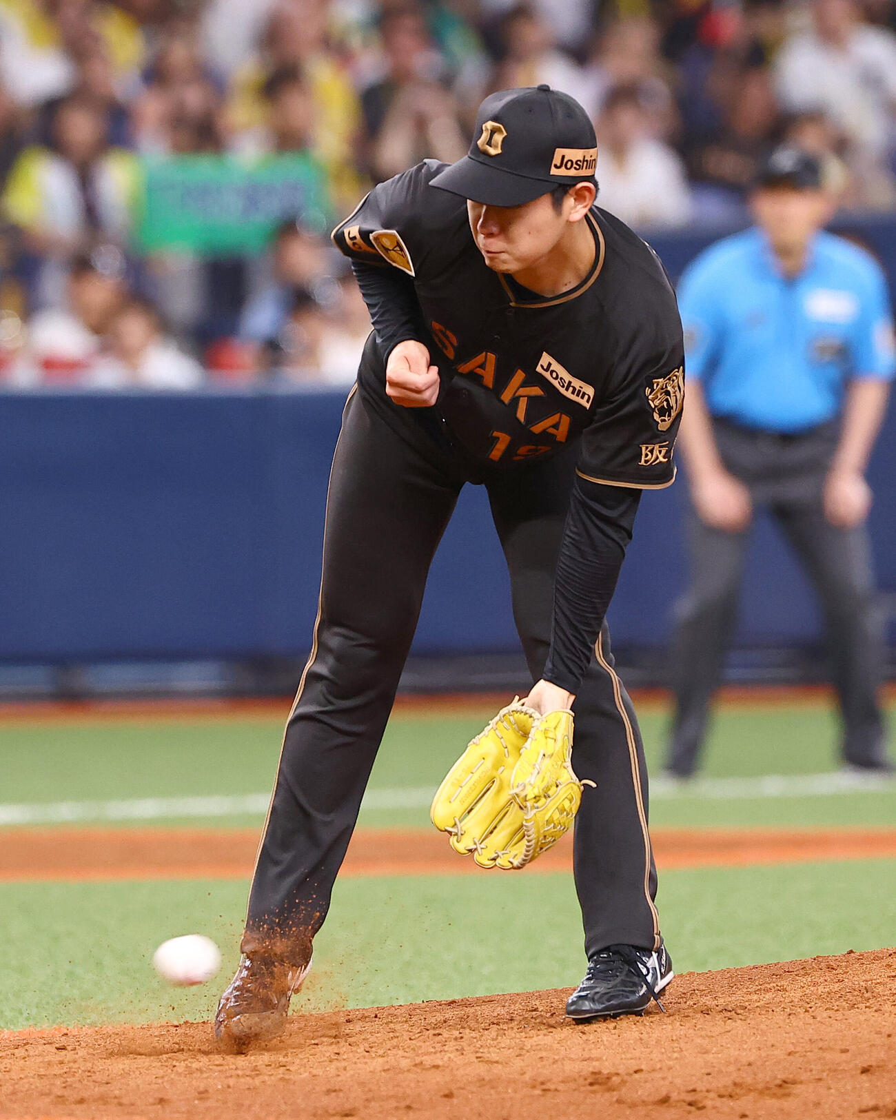 阪神対ヤクルト　3回表ヤクルト2死、下村海翔は長岡秀樹の打球にグラブを出すも安打を許す（撮影・上田博志）