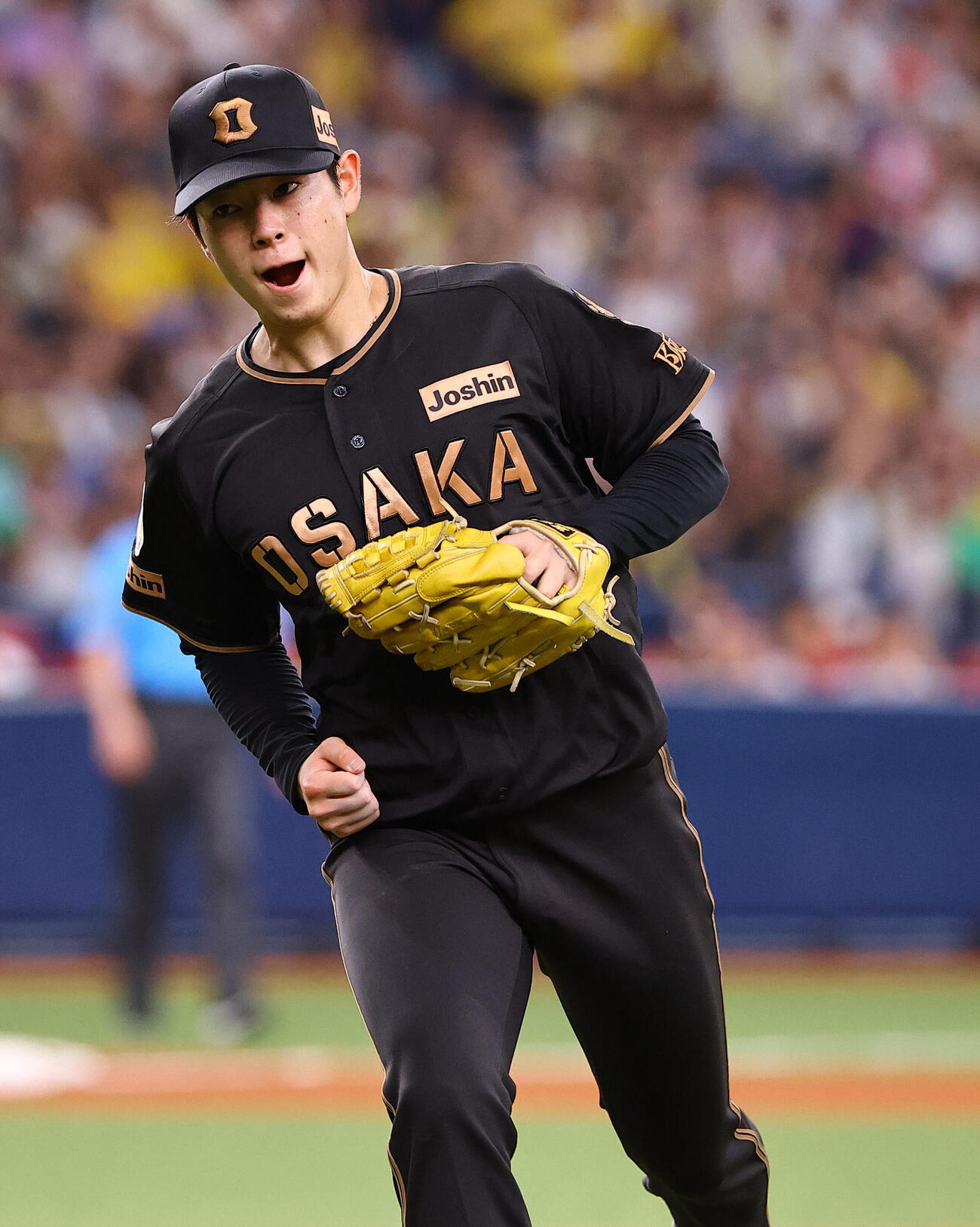 阪神対ヤクルト　4回表ヤクルト2死一、三塁、松本直樹を三ゴロに打ち取り雄たけびを上げる（撮影・上田博志）