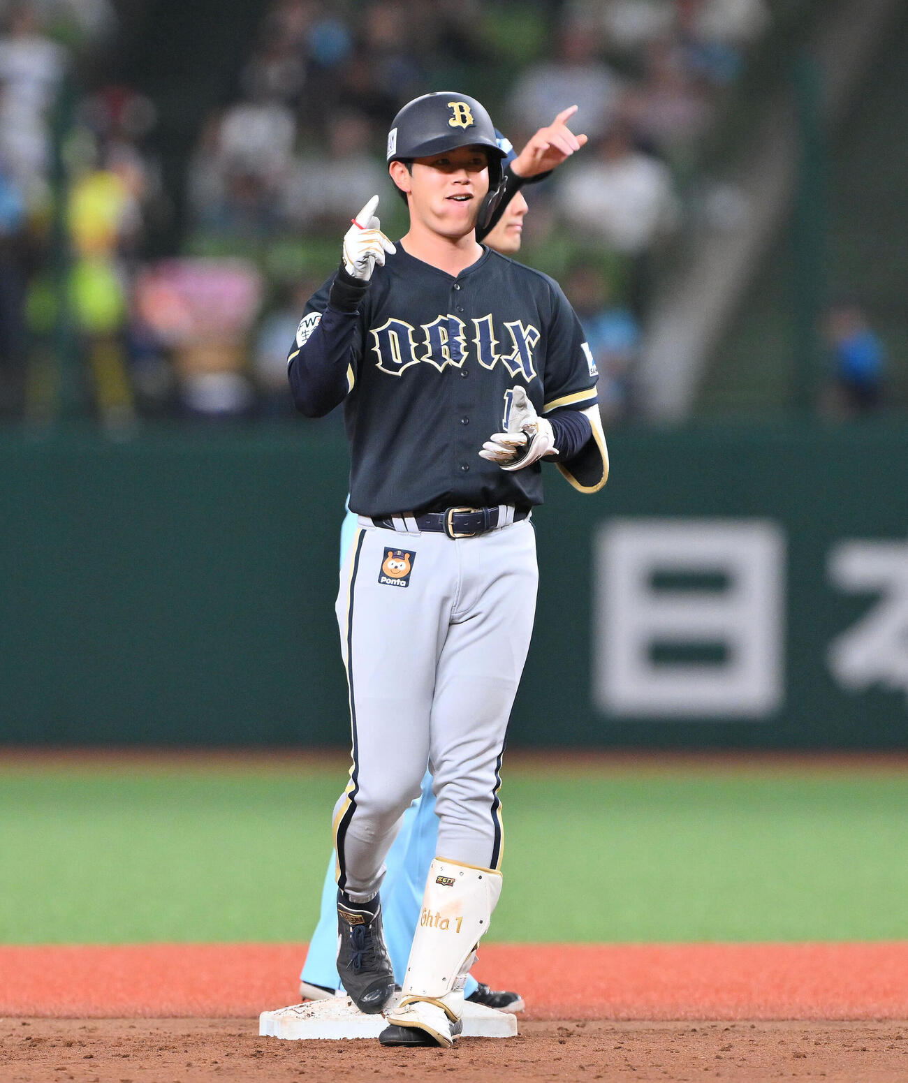 西武対オリックス　3回表オリックス2死一、二塁、太田椋は適時二塁打を放ちポーズを決める（撮影・滝沢徹郎）