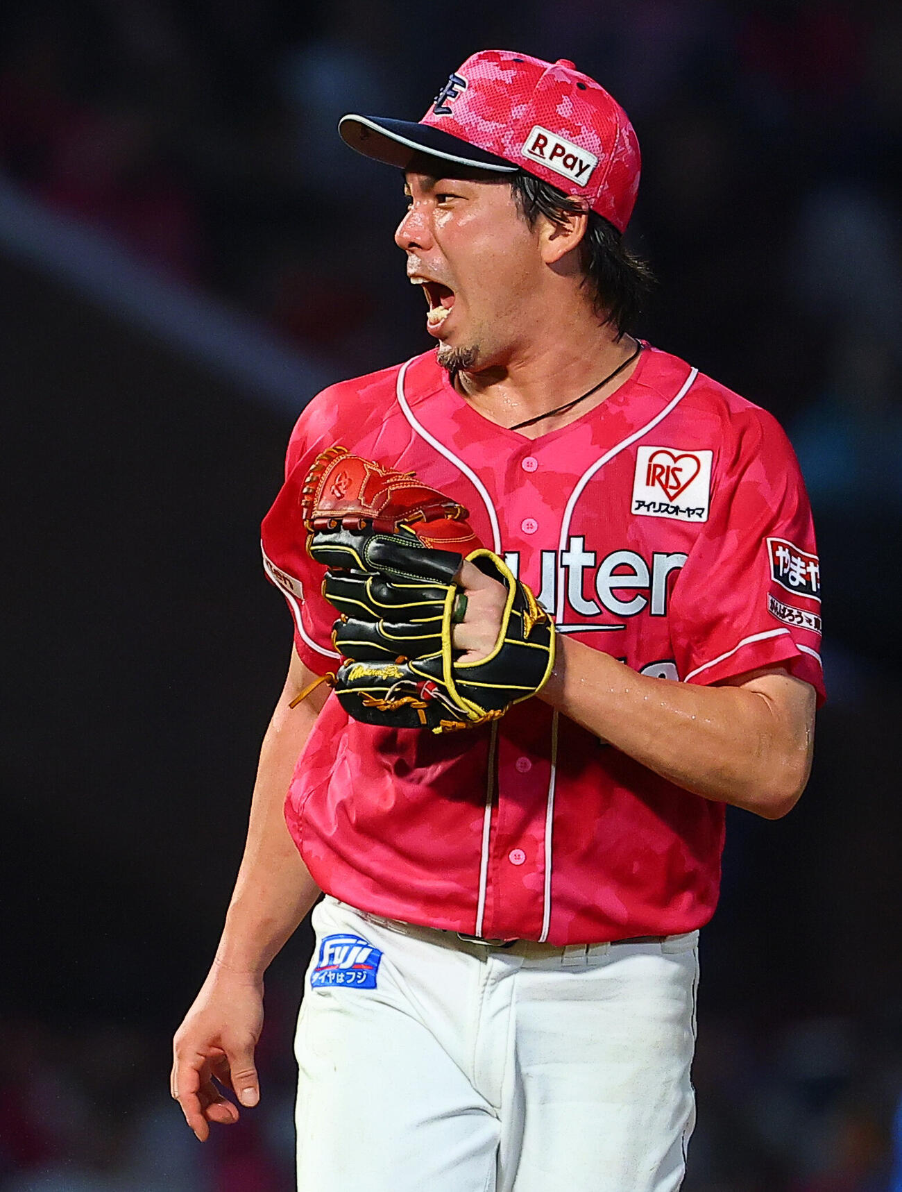 楽天対ロッテ　5回表を抑えほえる楽天前田健太（撮影・野上伸悟）
