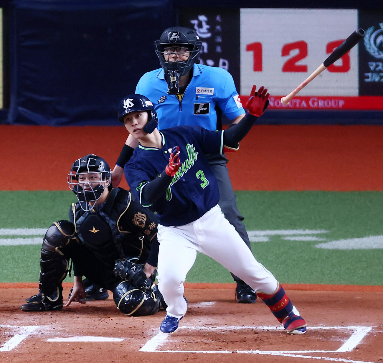阪神対ヤクルト　6回表ヤクルト2死一、二塁、内山壮真は右中間に適時2点二塁打を放つ（撮影・加藤哉）