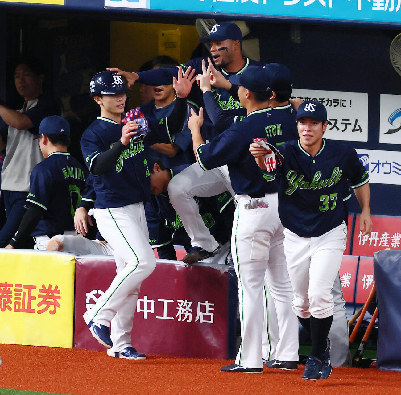 阪神対ヤクルト　6回表ヤクルト2死二塁、二走内山壮真は松本直樹の適時二塁打で生還しベンチのナインとタッチする（撮影・加藤哉）