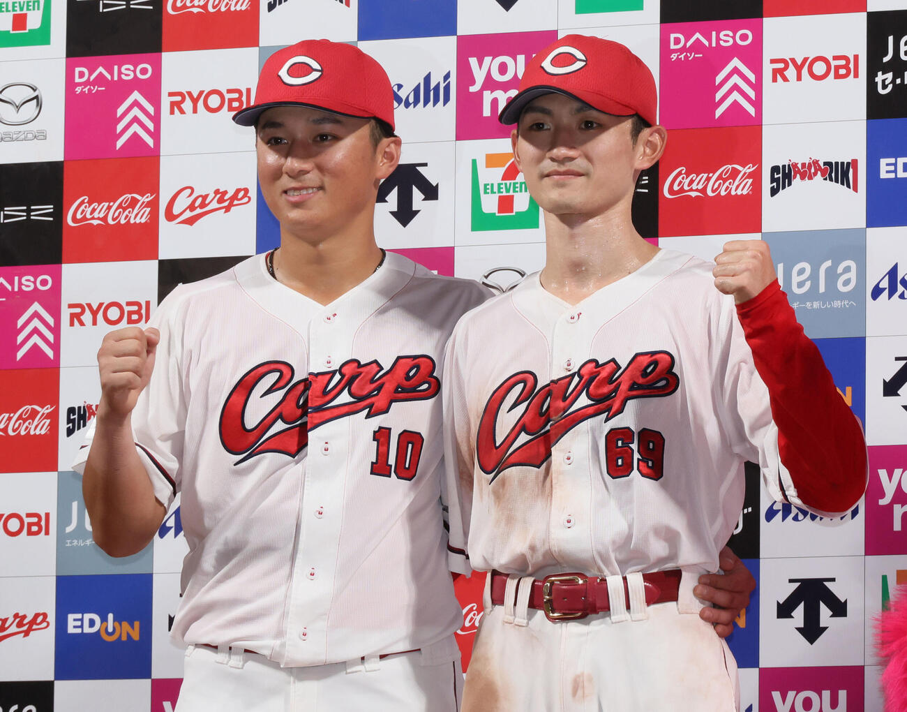 広島対中日　お立ち台でポーズを決める佐々木泰（左）と辰見鴻之介（撮影・加藤孝規）