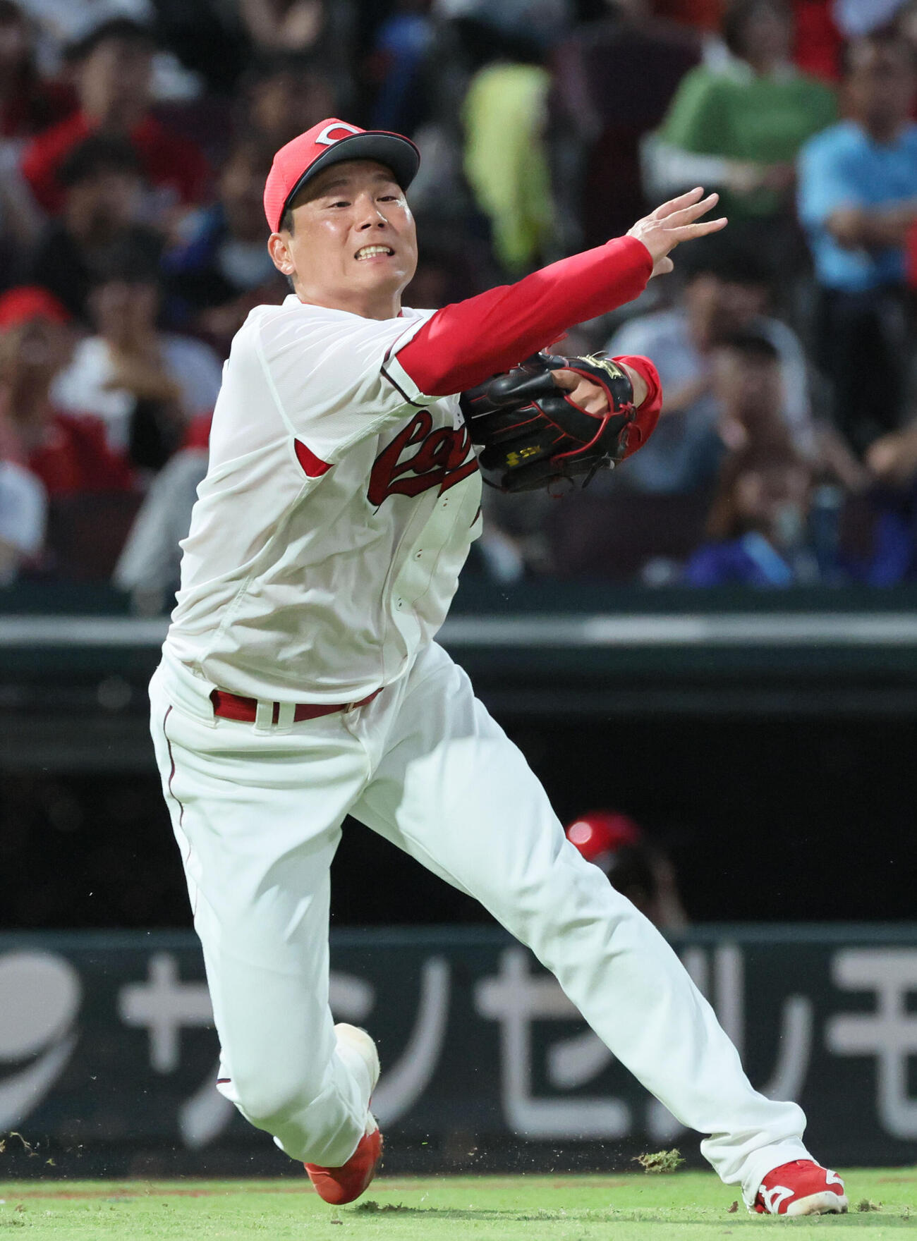 広島対中日　5回表中日1死、石伊雄太のバントを処理する栗林良吏（撮影・加藤孝規）