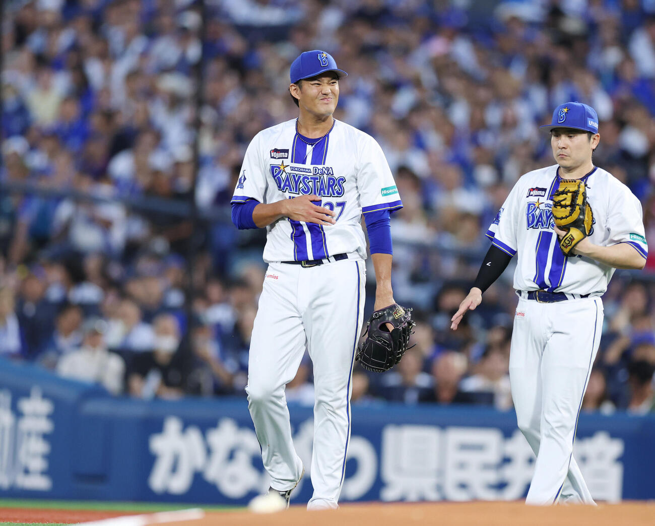 DeNA対巨人　2回表2死一塁、浦田俊輔の内野安打を捕れず苦い顔でマウンドに戻る藤浪晋太郎（撮影・増田悦実）