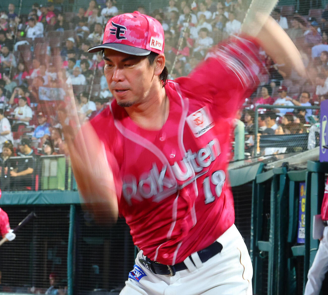 楽天対ロッテ　攻撃中にマエケン体操を行う楽天前田健太（撮影・野上伸悟）