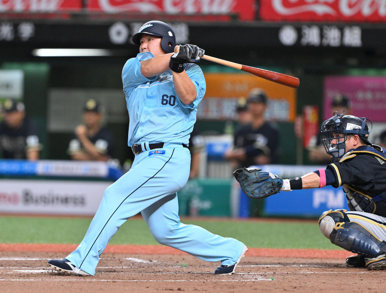 西武対オリックス　2回裏西武2死、中村剛也は二塁打を放つ（撮影・滝沢徹郎）