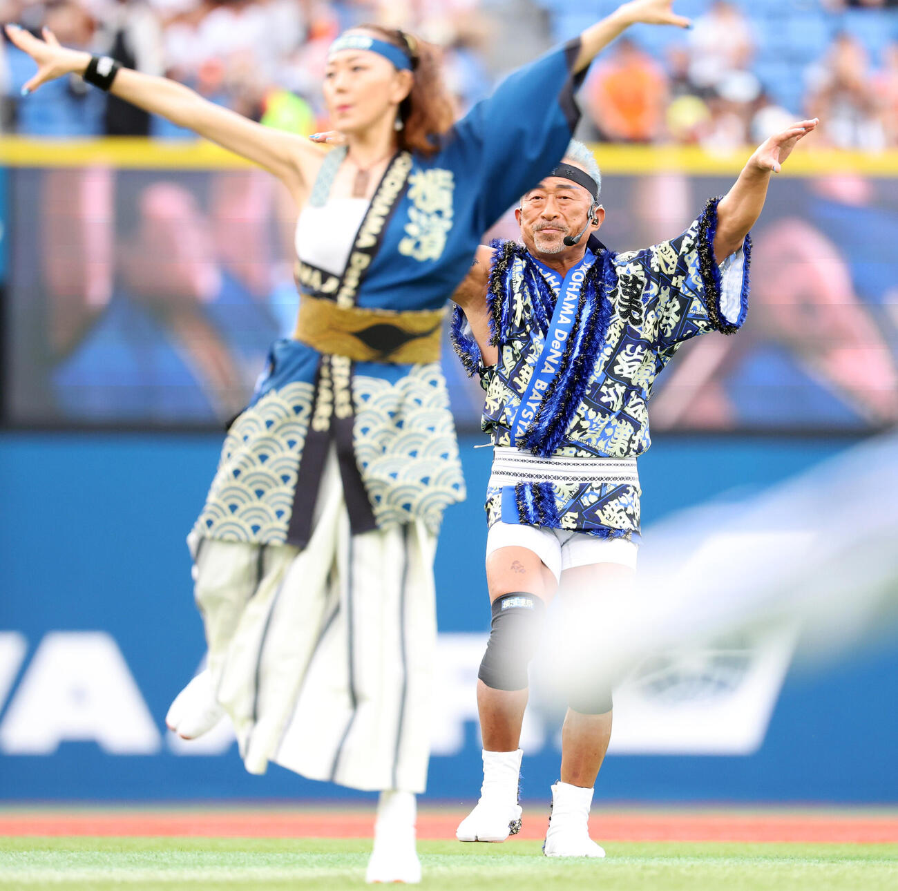 DeNA対巨人　横浜漢祭で踊る角田信朗（撮影・浅見桂子）