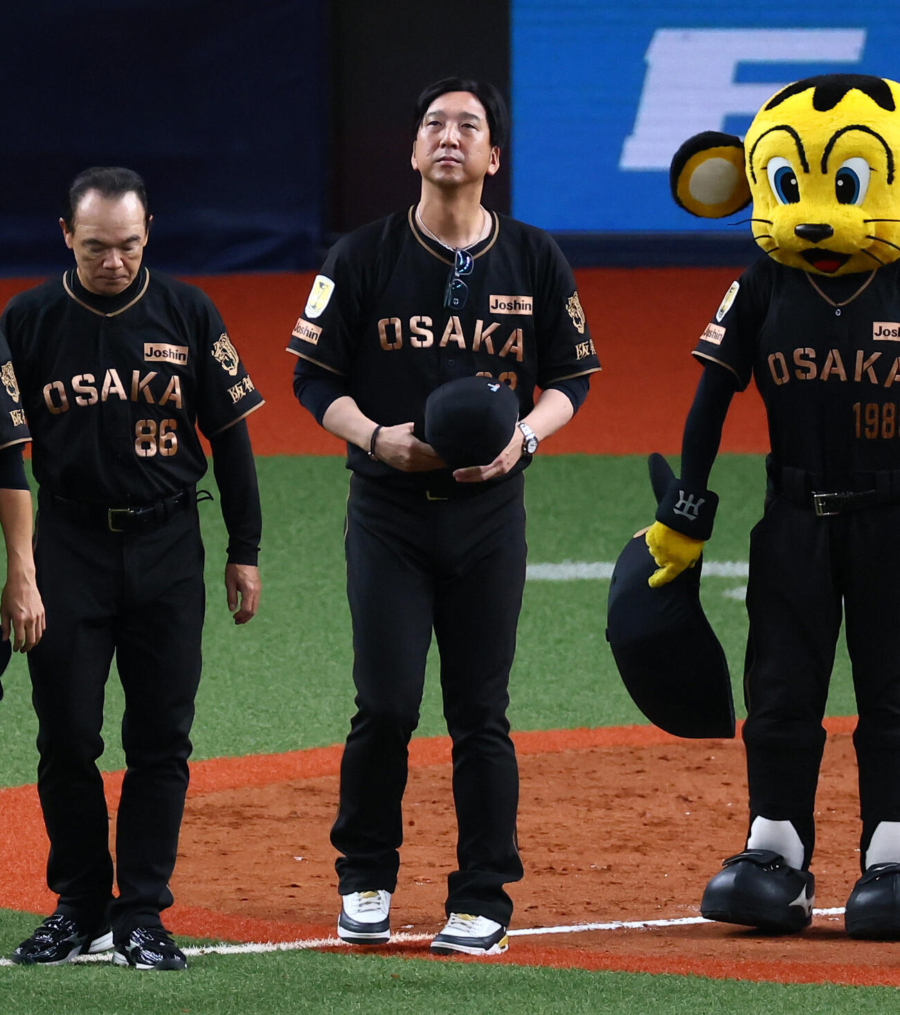 阪神対ヤクルト　ヤクルトに敗れスタンドにあいさつする阪神藤川球児監督（撮影・加藤哉）