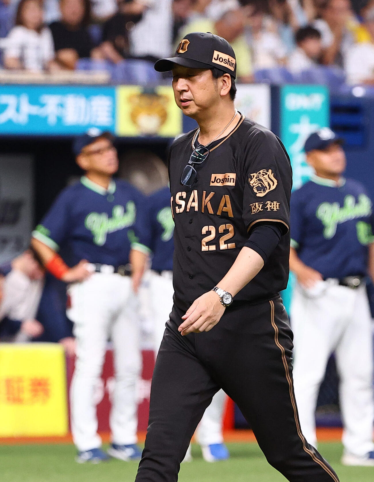 阪神対ヤクルト　ファンへのあいさつを終えベンチに引き揚げる藤川球児監督（撮影・上田博志）