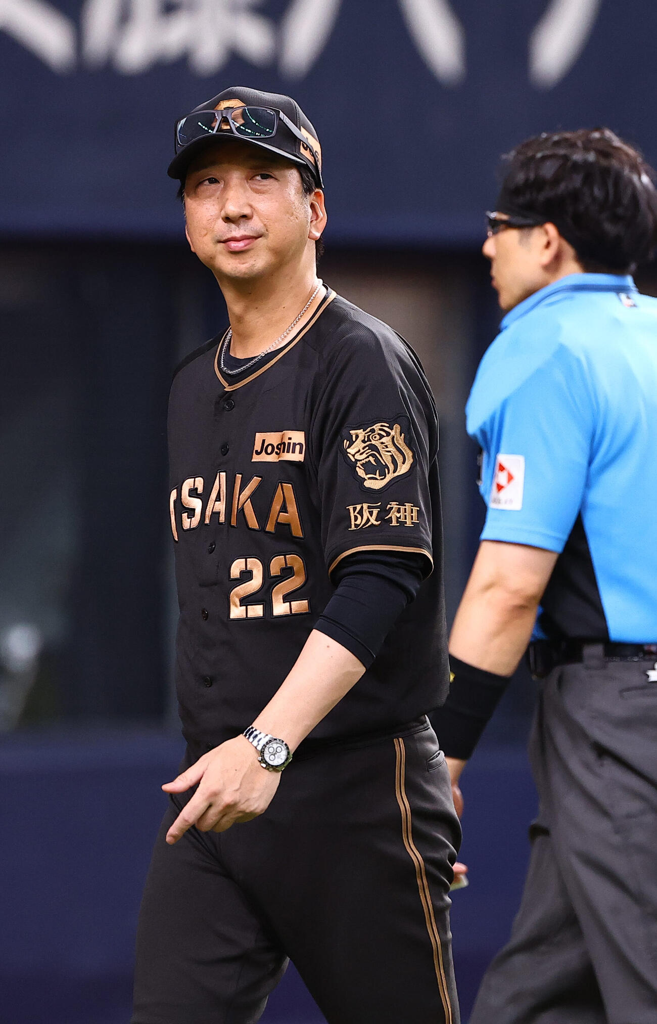 阪神対ヤクルト　選手交代を告げベンチに引き揚げる藤川球児監督（撮影・上田博志）