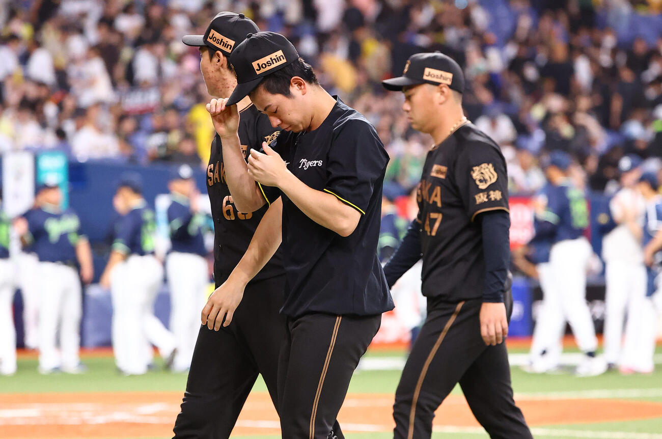 阪神対ヤクルト　下村海翔（中央）はファンへのあいさつを終えベンチに引き揚げる（撮影・上田博志）