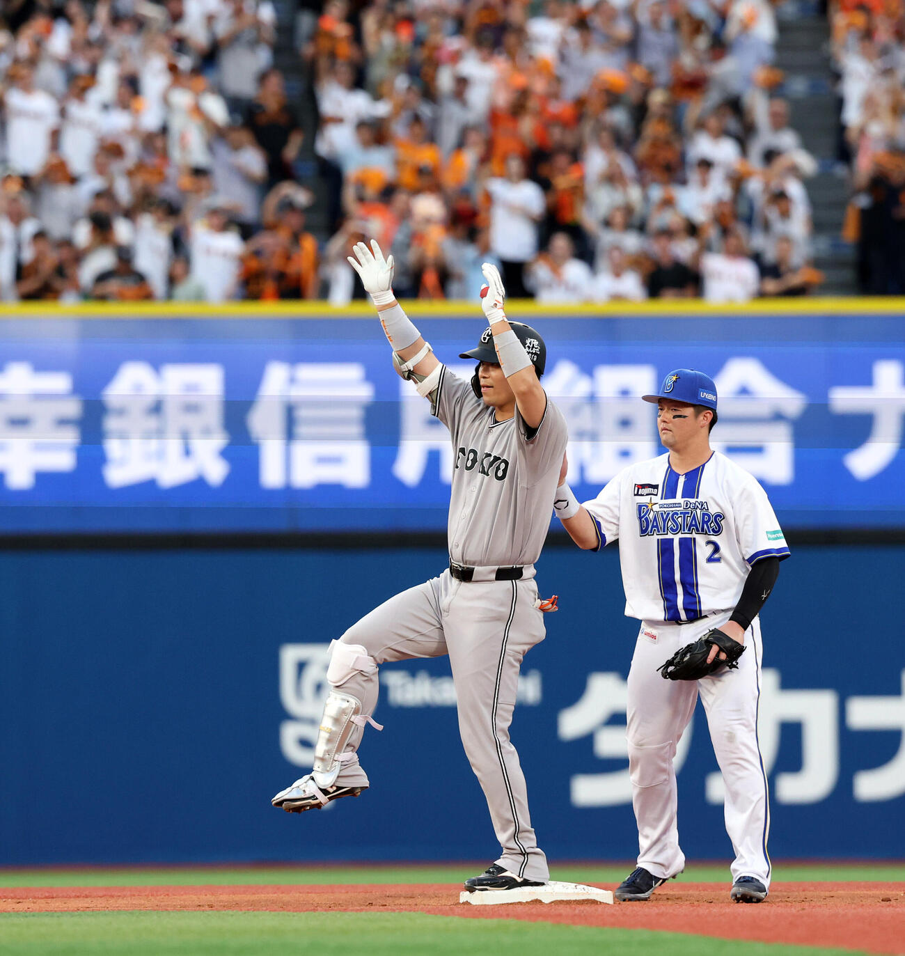 DeNA対巨人　1回表巨人2死二塁、大城卓三は適時二塁打を放ちポーズ（撮影・浅見桂子）