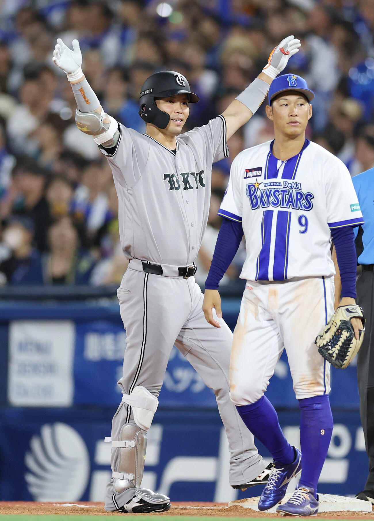 DeNA対巨人　7回表巨人2死二塁、適時打を放ち塁上でポーズを決める大城卓三（撮影・増田悦実）