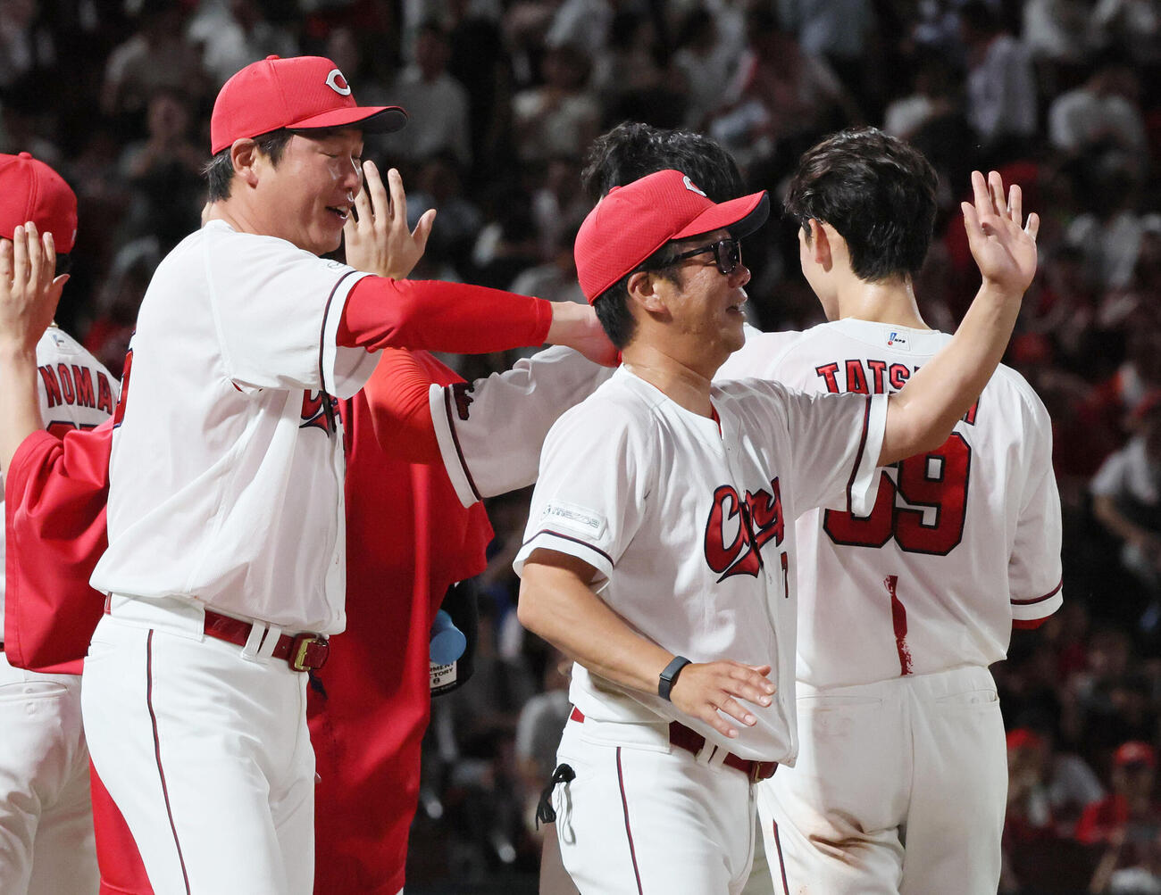 広島対中日　サヨナラの走者辰見鴻之介（右）を迎える新井貴浩監督（撮影・加藤孝規）