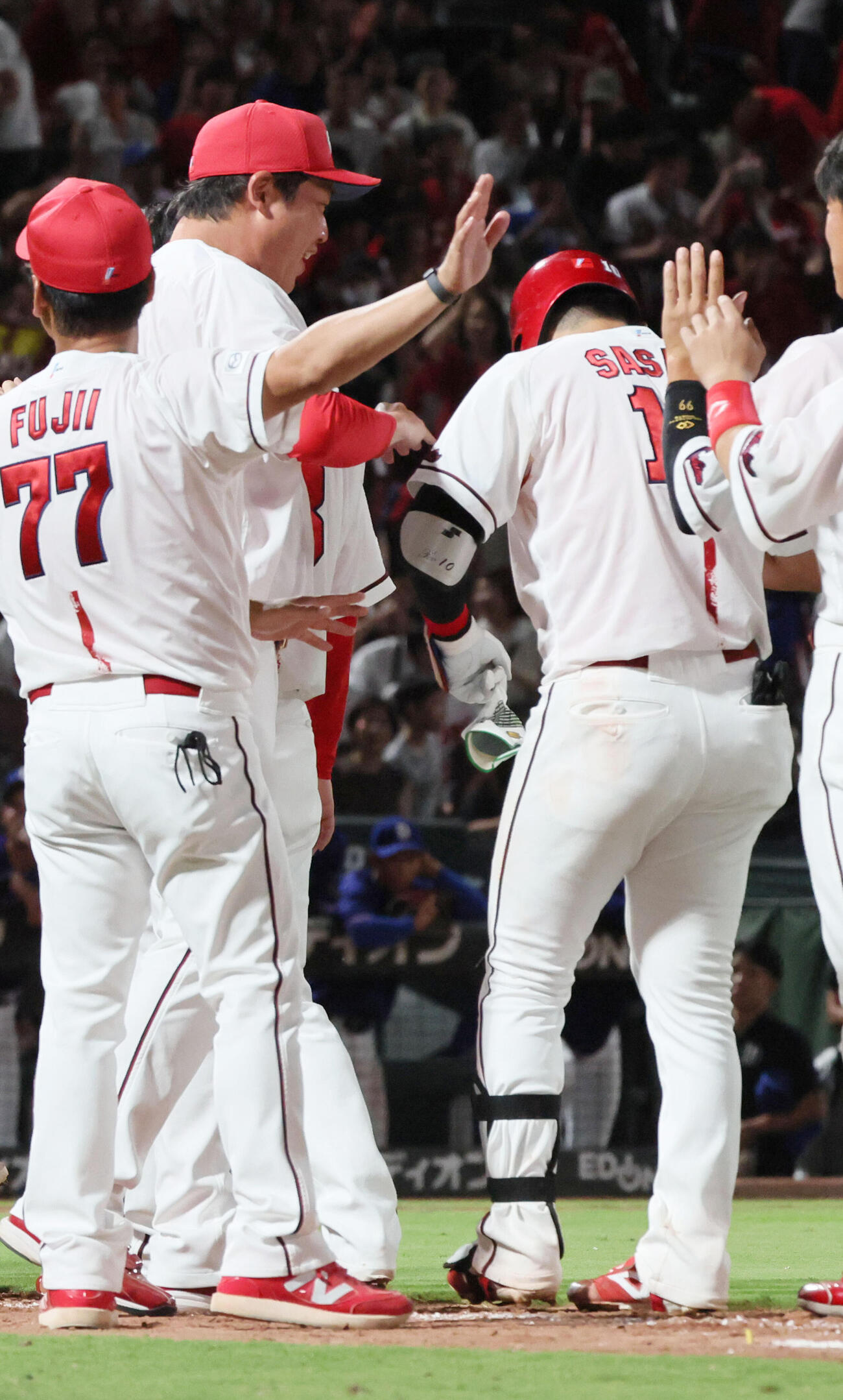 広島対中日　サヨナラの打者佐々木泰（右）を迎える新井貴浩監督（中央）（撮影・加藤孝規）