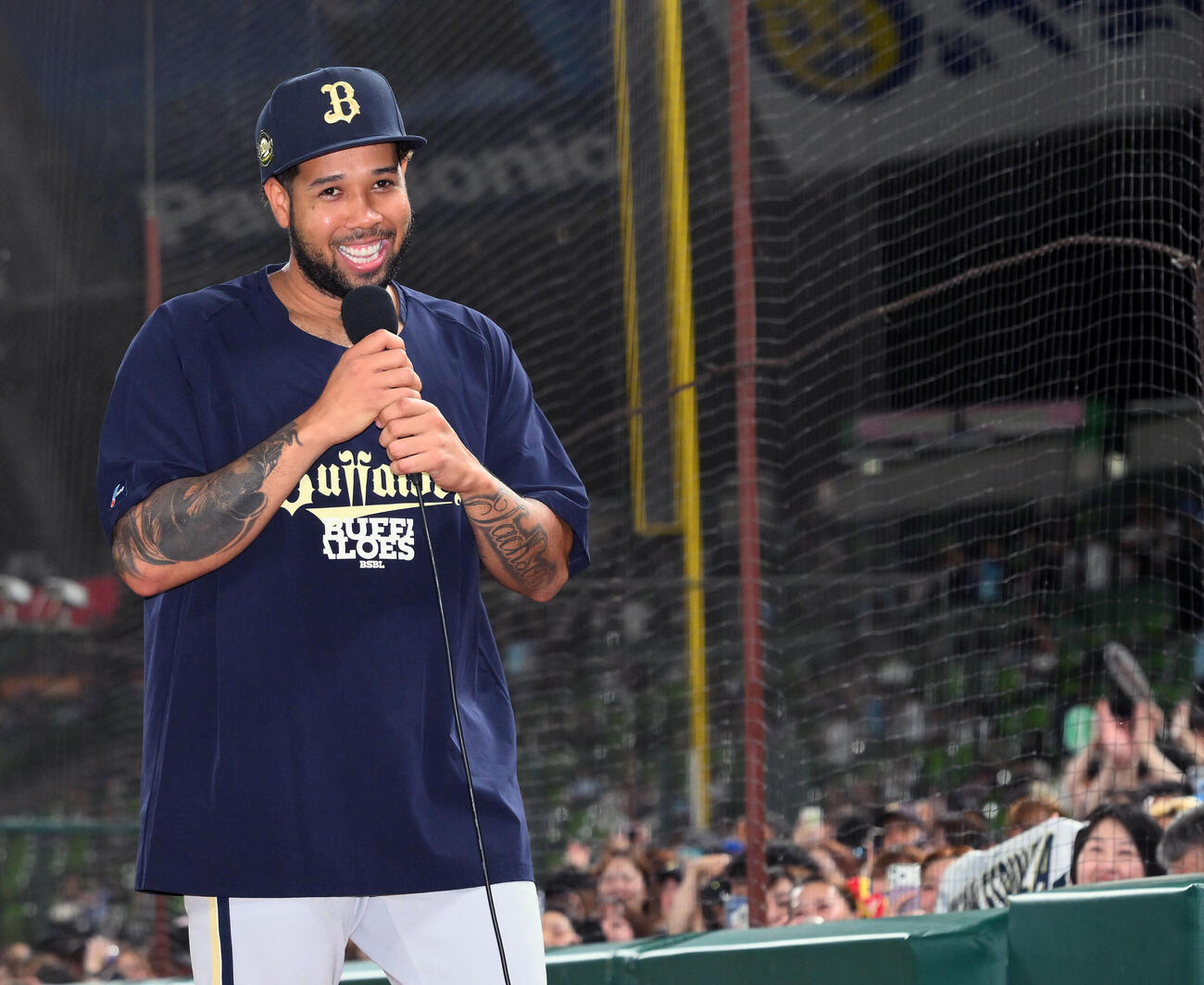 西武対オリックス　試合後、日本語でファンにあいさつするオリックスのアンダーソン・エスピノーザ（撮影・滝沢徹郎）