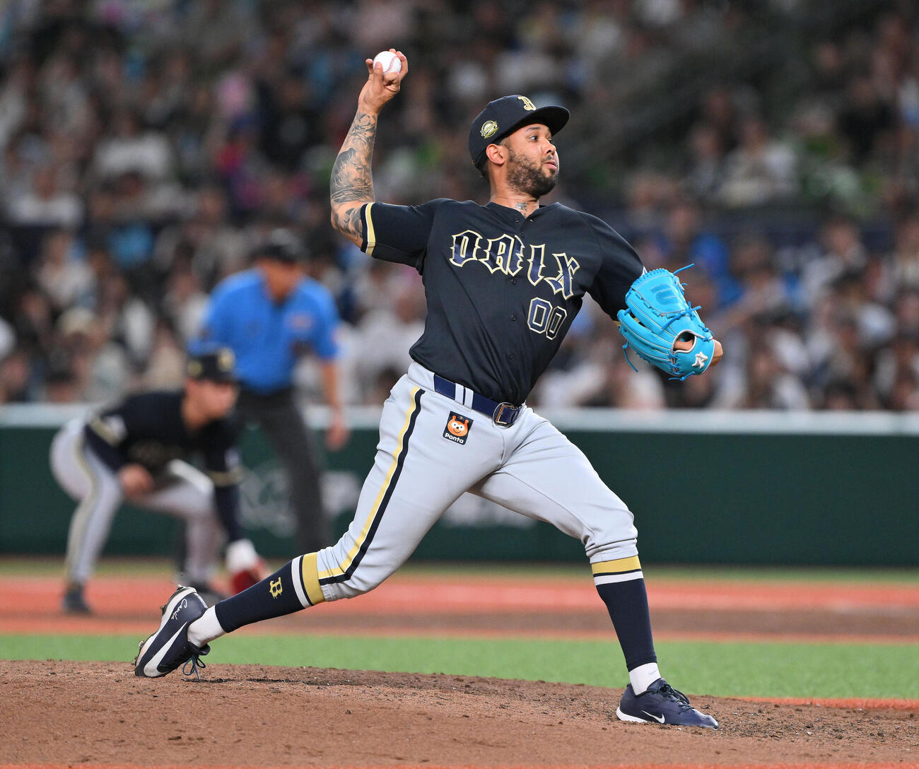 西武対オリックス　8回裏、力投するオリックス先発のアンダーソン・エスピノーザ（撮影・滝沢徹郎）