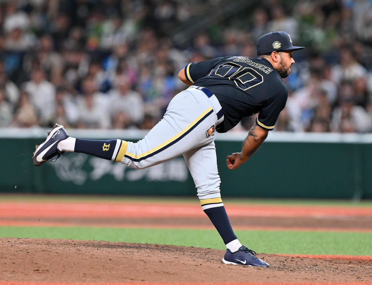 西武対オリックス　8回裏、力投するオリックス先発のアンダーソン・エスピノーザ（撮影・滝沢徹郎）