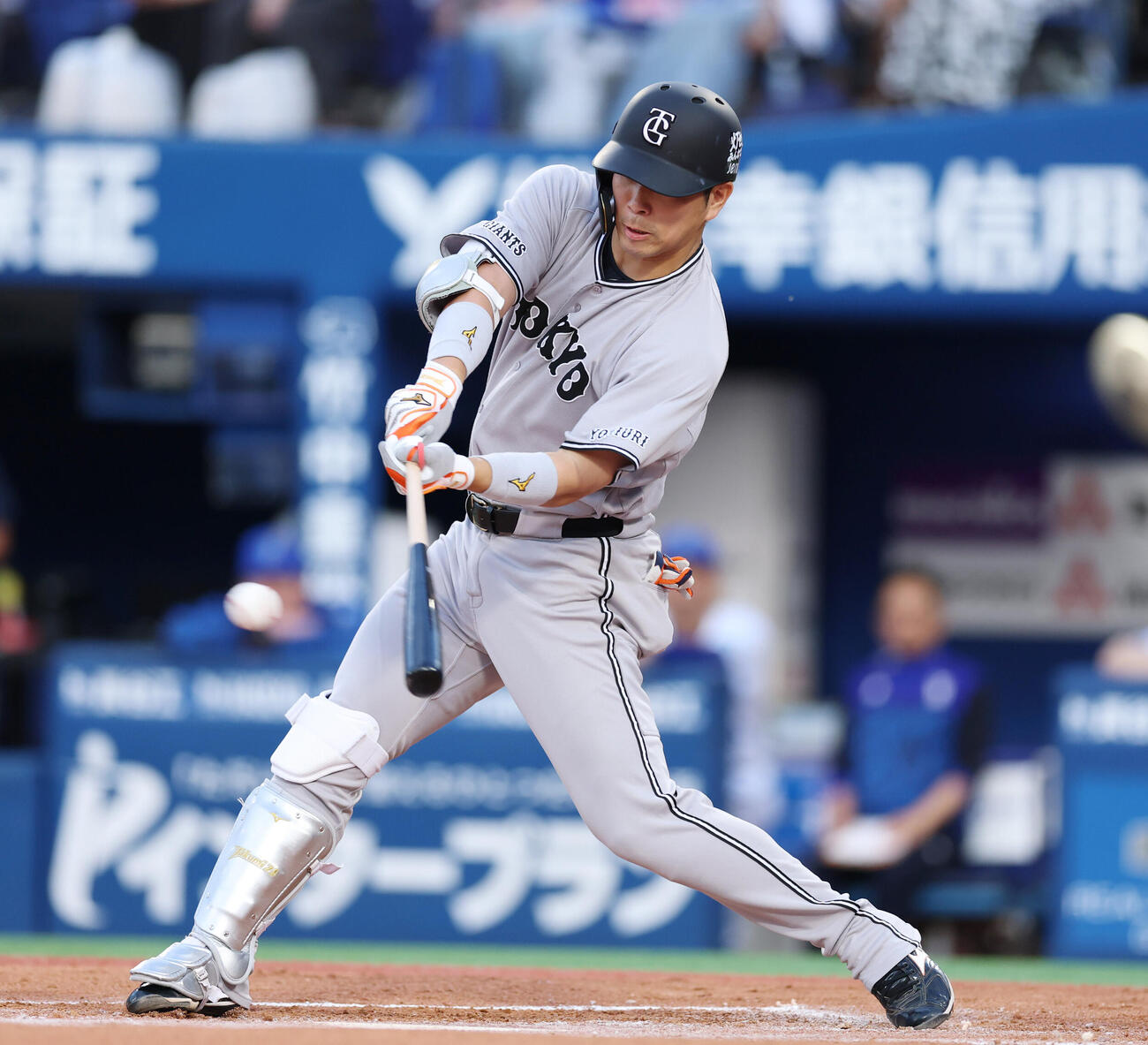 DeNA対巨人　1回表巨人2死二塁、適時二塁打を放つ大城卓三（撮影・増田悦実）