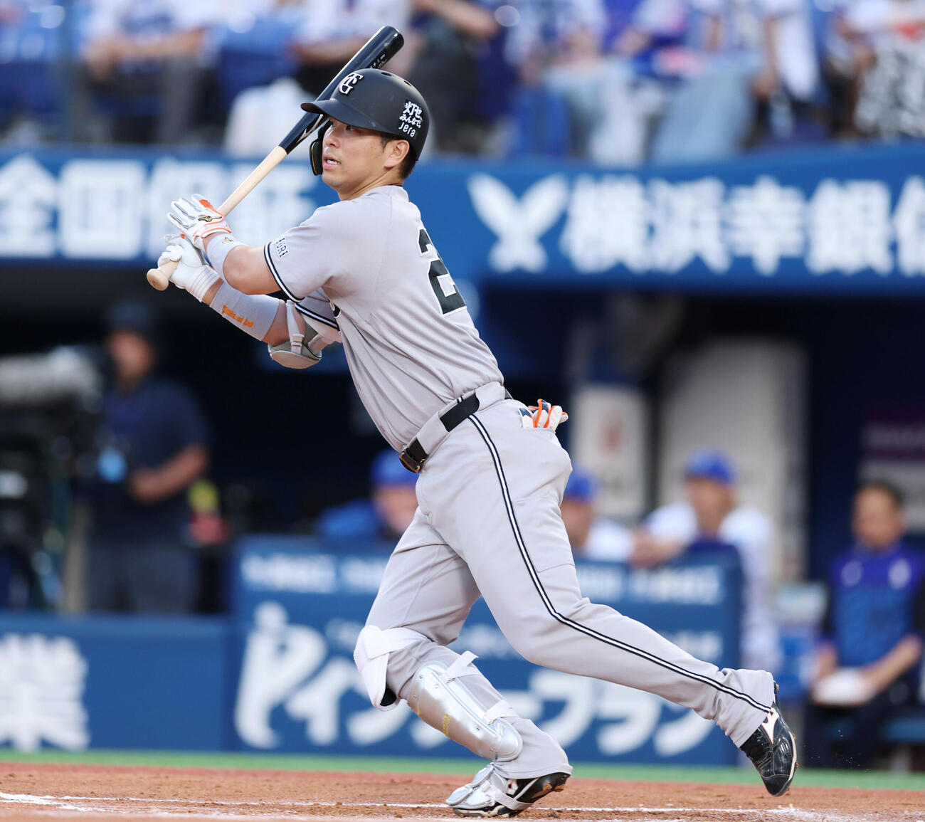 DeNA対巨人　1回表巨人2死二塁、適時二塁打を放つ大城卓三（撮影・増田悦実）