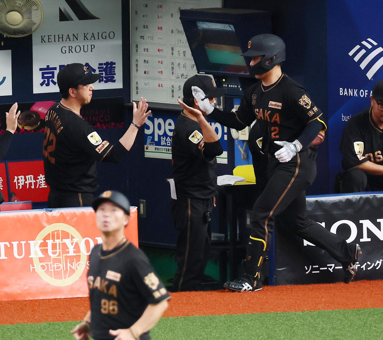 阪神対ヤクルト　2回裏阪神1死、坂本誠志郎は左中間越え先制ソロ本塁打を放ちベンチの藤川球児監督（左）とタッチする（撮影・加藤哉）