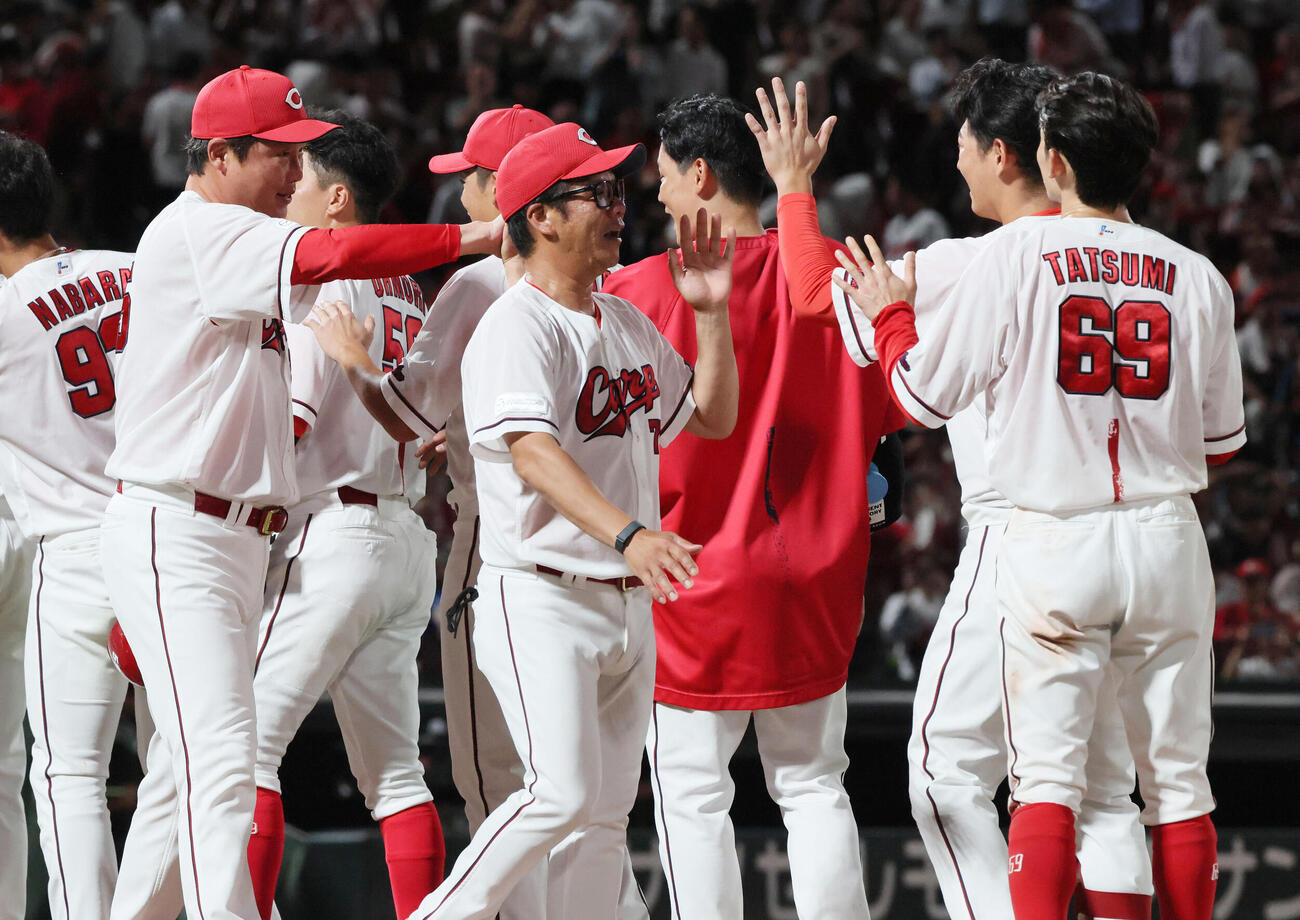 広島対中日　サヨナラの走者辰見鴻之介（右）や好投の栗林良吏（中央）を迎える新井貴浩監督（左）（撮影・加藤孝規）