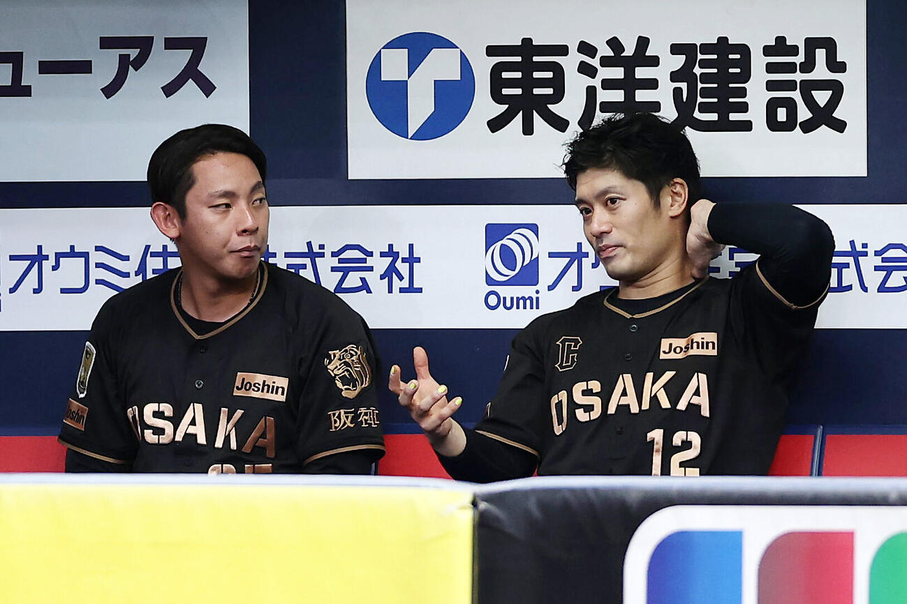 阪神対ヤクルト　9回表を終え、ベンチで神宮僚介（左）に声を掛ける阪神坂本誠志郎（撮影・前田充）