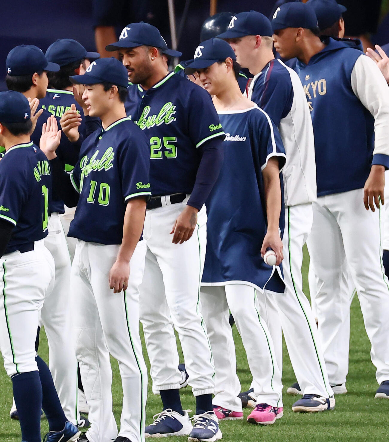 阪神対ヤクルト　阪神に勝利しウイニングボールを手に持ってナインとタッチするヤクルト高橋奎二（撮影・加藤哉）