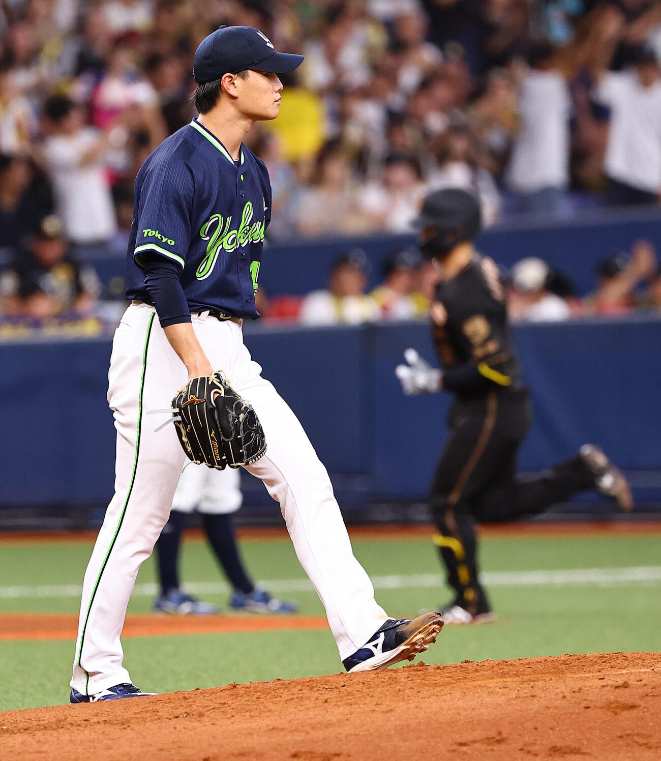阪神対ヤクルト　2回裏阪神1死、高橋奎二（左）は坂本誠志郎に先制ソロ本塁打を浴びる（撮影・上田博志）