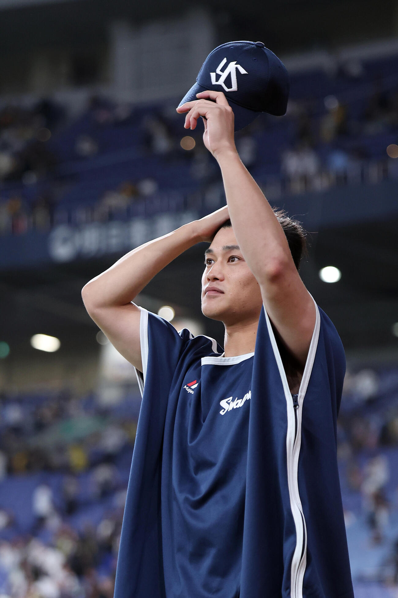 阪神対ヤクルト　阪神に勝利し、ファンの声援に応えるヤクルト高橋奎二（撮影・前田充）