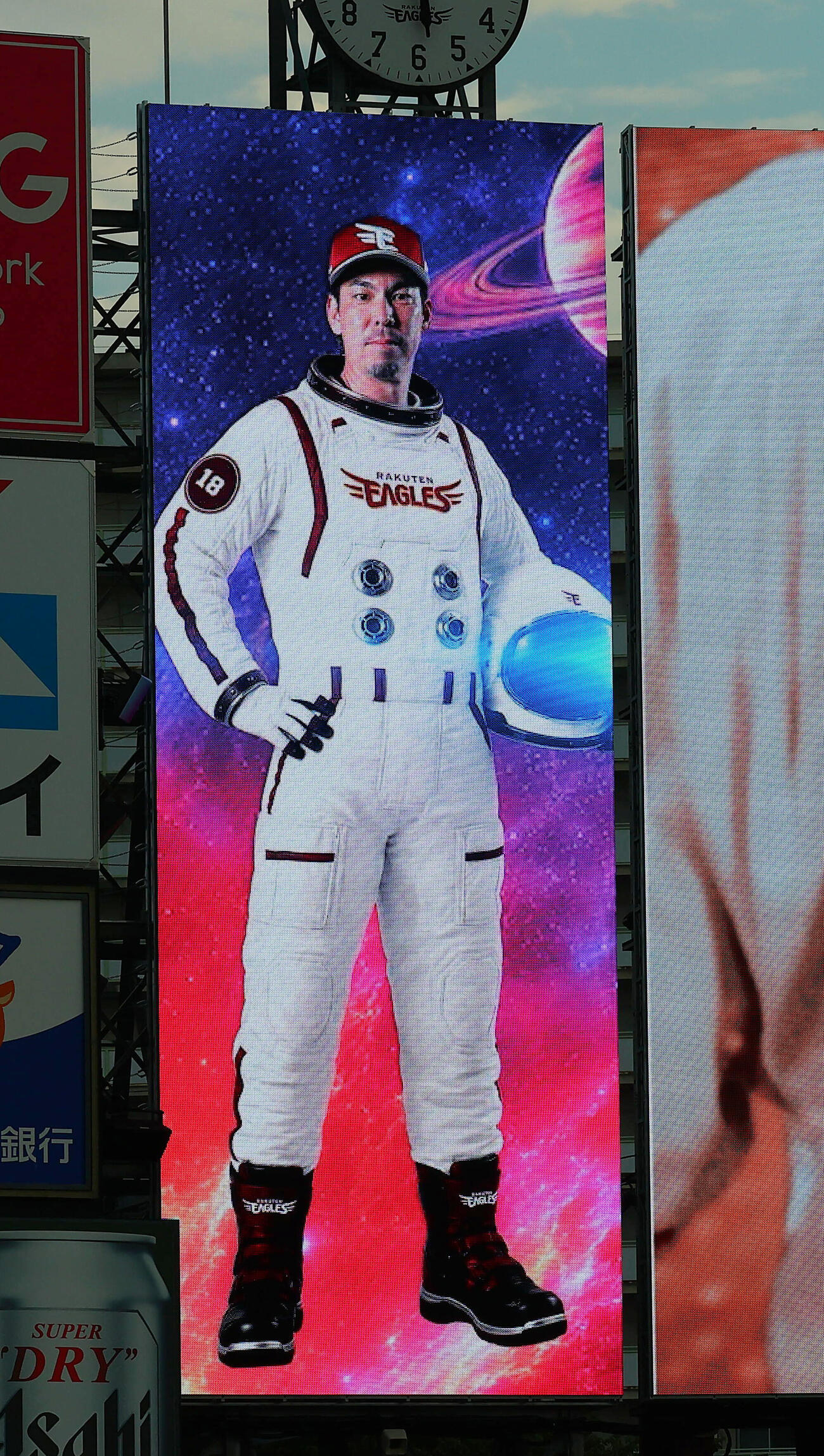 楽天対ロッテ　スターライトギャラクシーと銘打った試合で表示される宇宙服バージョンの楽天前田健太（撮影・野上伸悟）