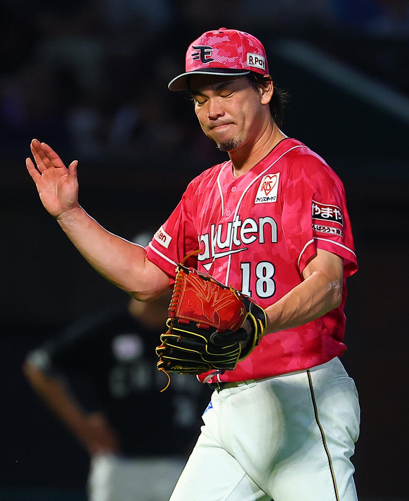 楽天対ロッテ　5回表を抑えグラブをたたくえ楽天前田健太（撮影・野上伸悟）