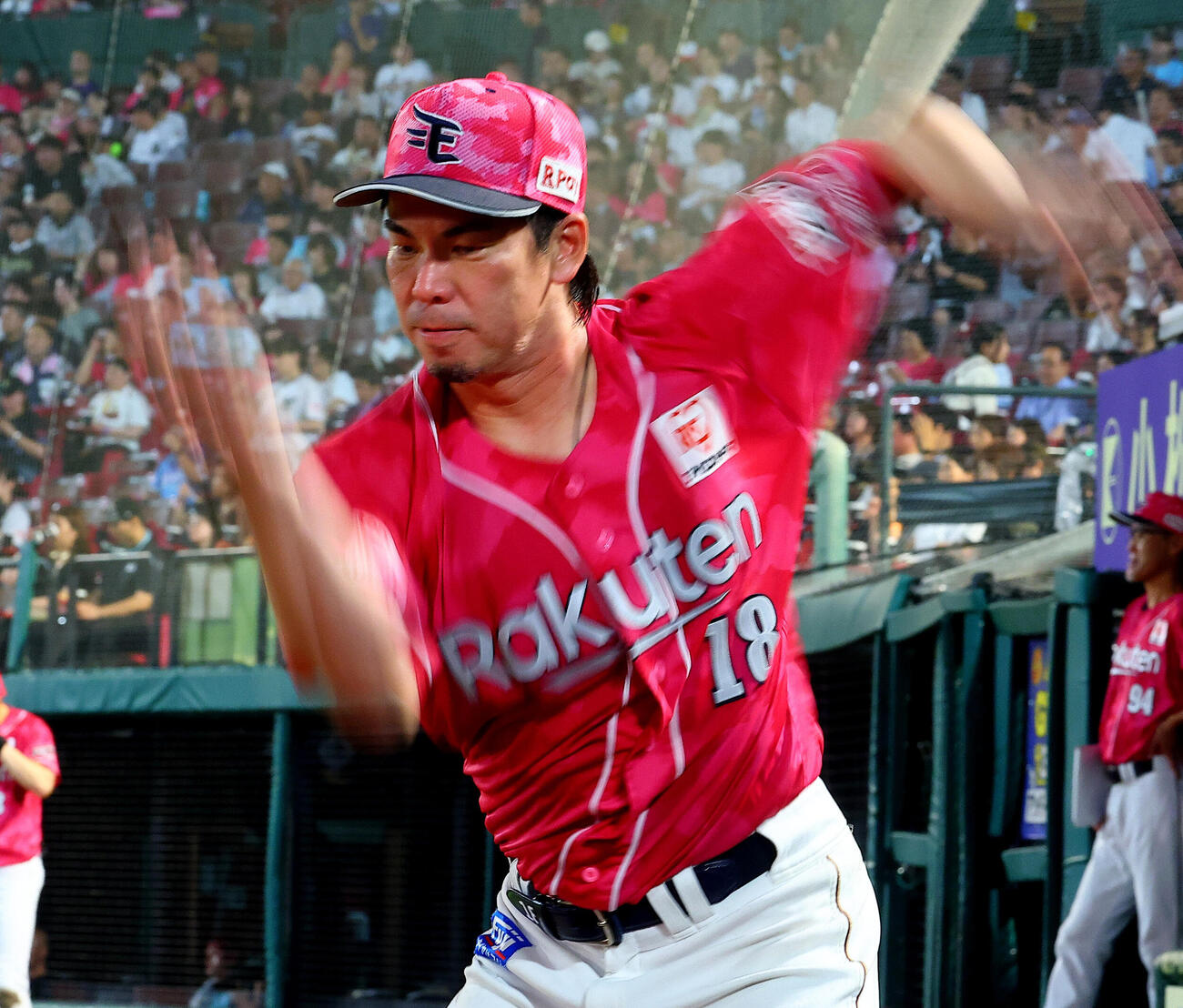 楽天対ロッテ　攻撃中にマエケン体操を行う楽天前田健太（撮影・野上伸悟）