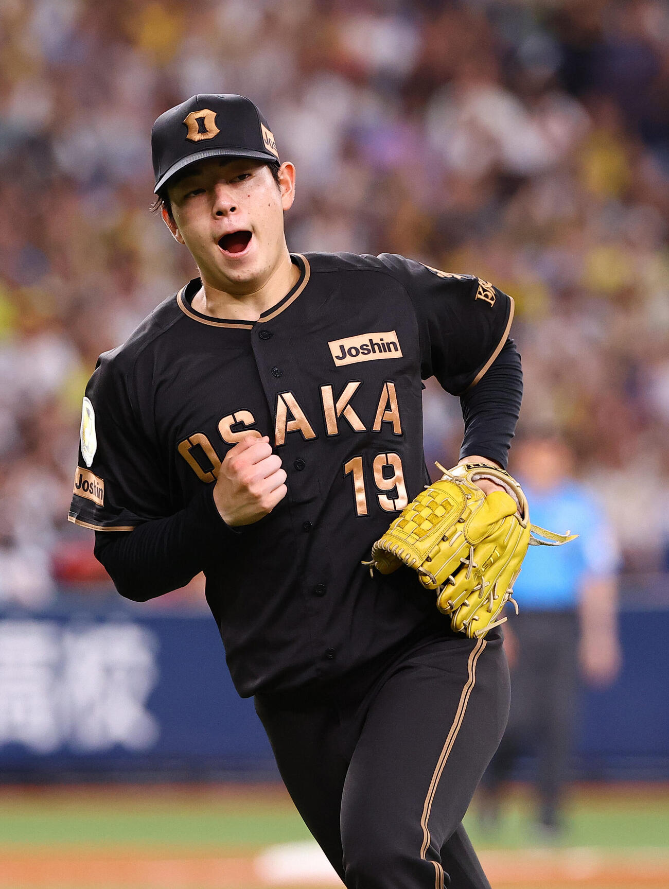 阪神対ヤクルト　4回表ヤクルト2死一、三塁、松本直樹を三ゴロに打ち取り雄たけびを上げる（撮影・上田博志）