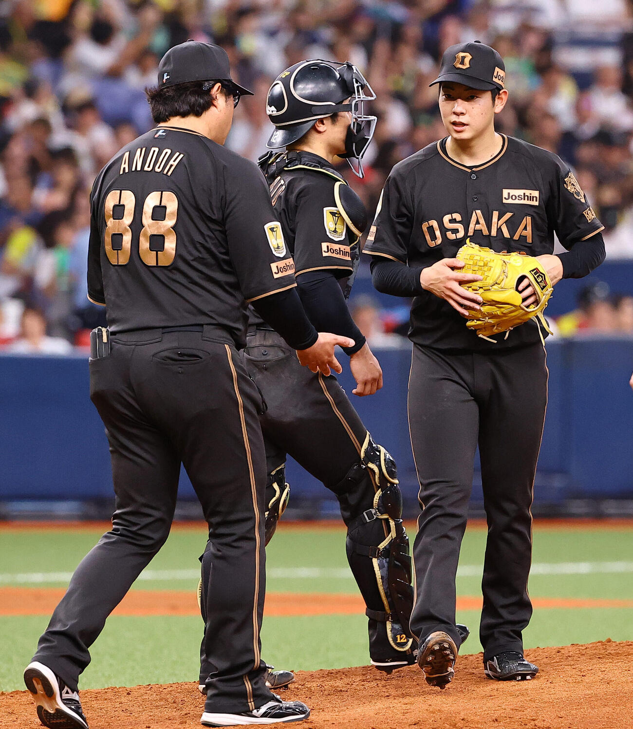 阪神対ヤクルト　勝ち越しを許した下村海翔（右）は6回途中で降板する（撮影・上田博志）