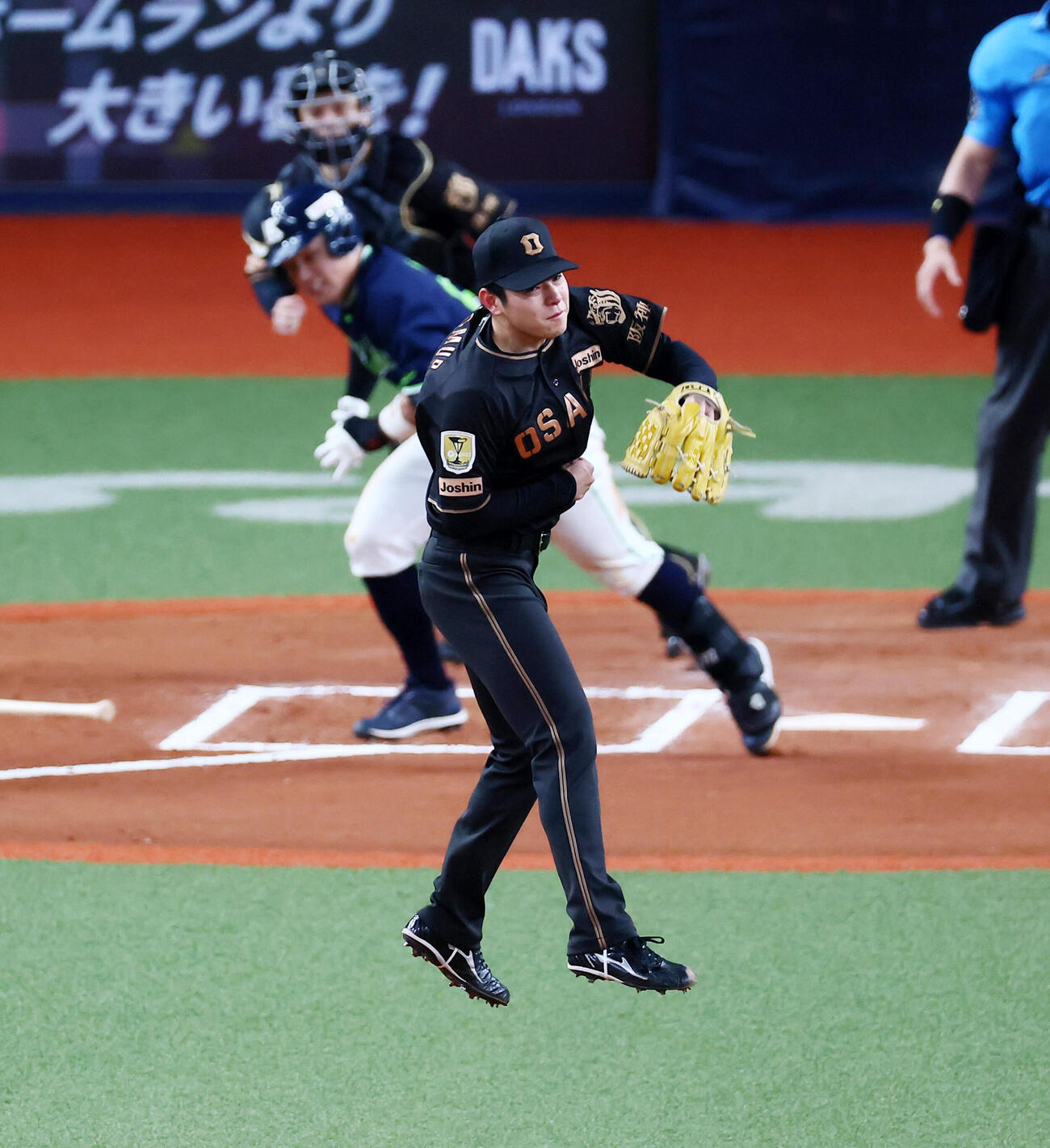 阪神対ヤクルト　6回表ヤクルト1死一塁、増田珠の遊ゴロにマウンド上でジャンプする下村海翔（撮影・加藤哉）
