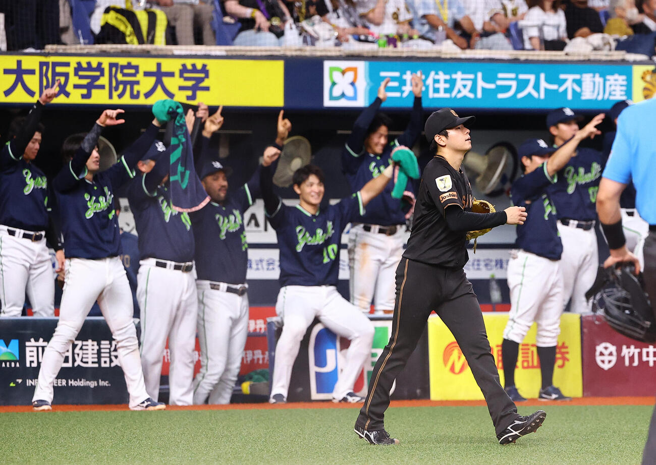 阪神対ヤクルト　6回表ヤクルト2死一、二塁、下村海翔（中央）は内山壮真に2点適時二塁打を浴び勝ち越しを許す（撮影・上田博志）