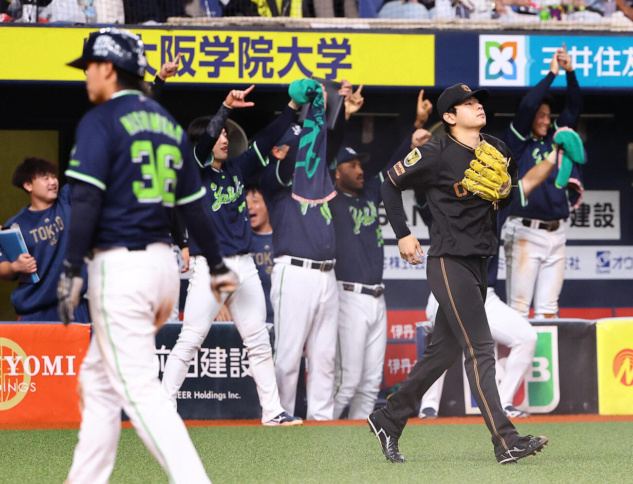 阪神対ヤクルト　6回表ヤクルト2死一、二塁、下村海翔（手前）は内山壮真の2点適時二塁打で勝ち越しを許す（撮影・上田博志）