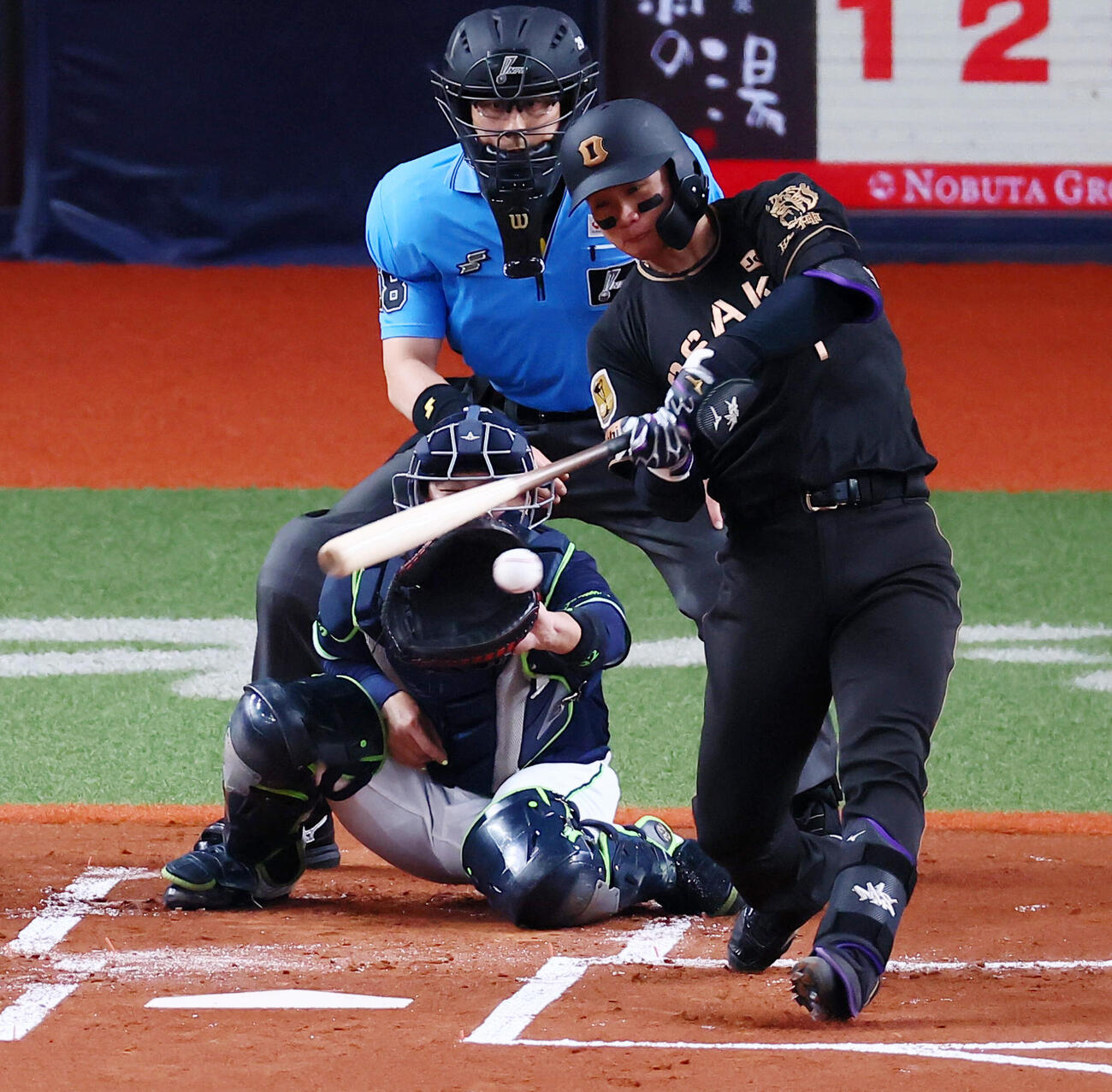阪神対ヤクルト　1回裏阪神1死一塁、森下翔太は左前打を放つ。投手高橋奎二（撮影・加藤哉）