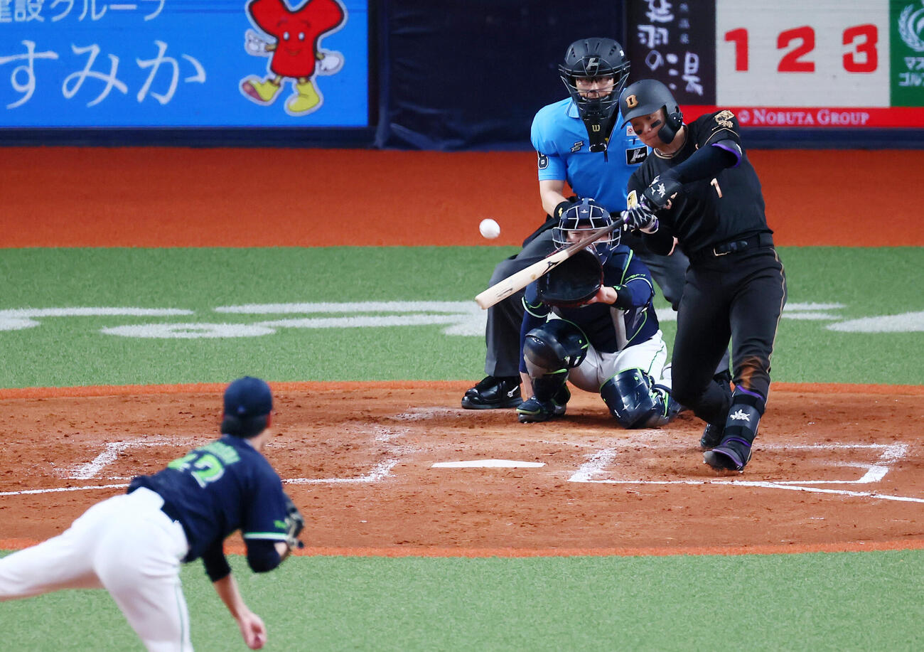 阪神対ヤクルト　5回裏阪神2死、森下翔太は右前打を放つ。投手高橋奎二（撮影・加藤哉）