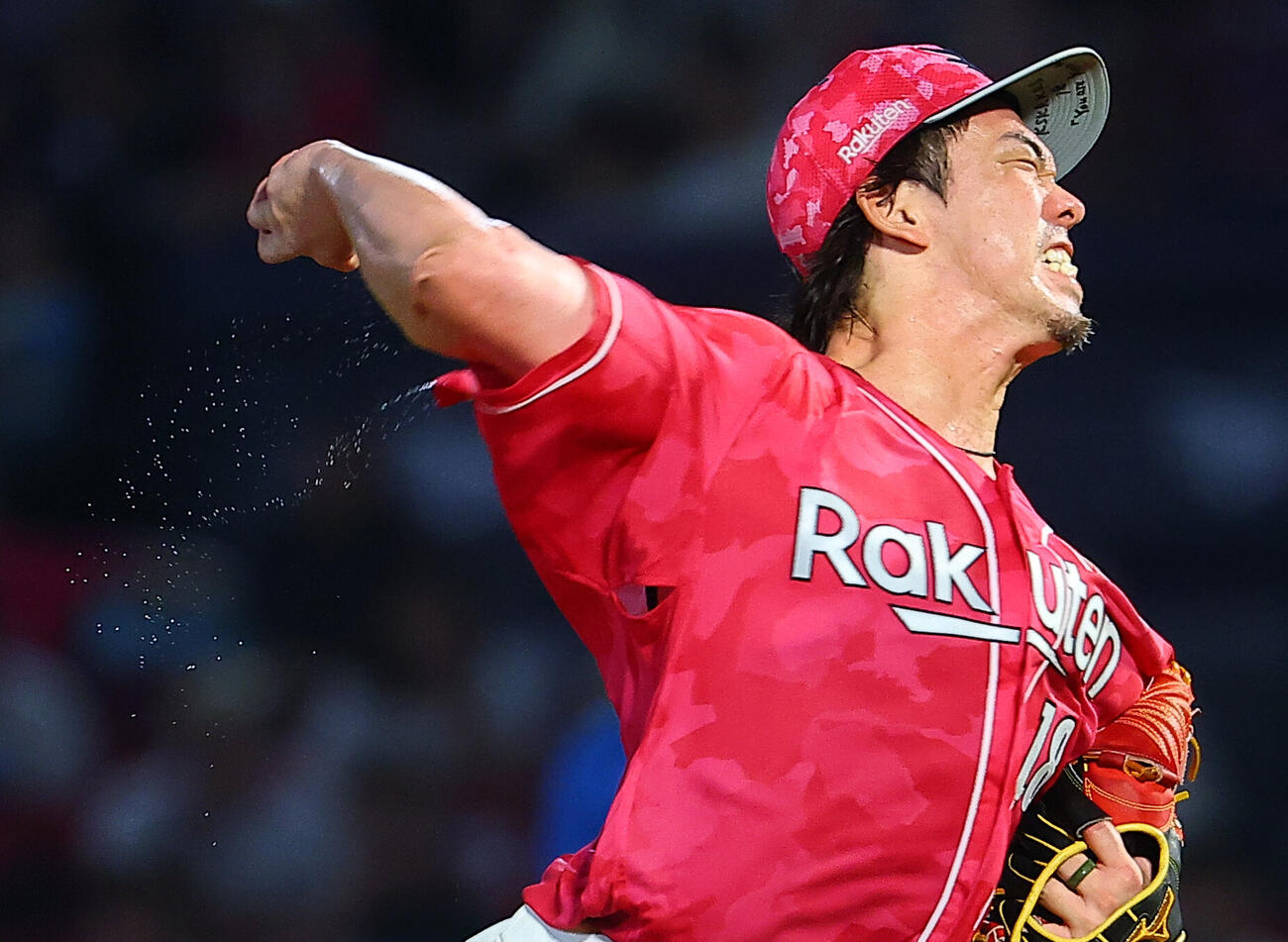 楽天対ロッテ　汗を飛ばし力投する楽天先発の前田健太（撮影・野上伸悟）