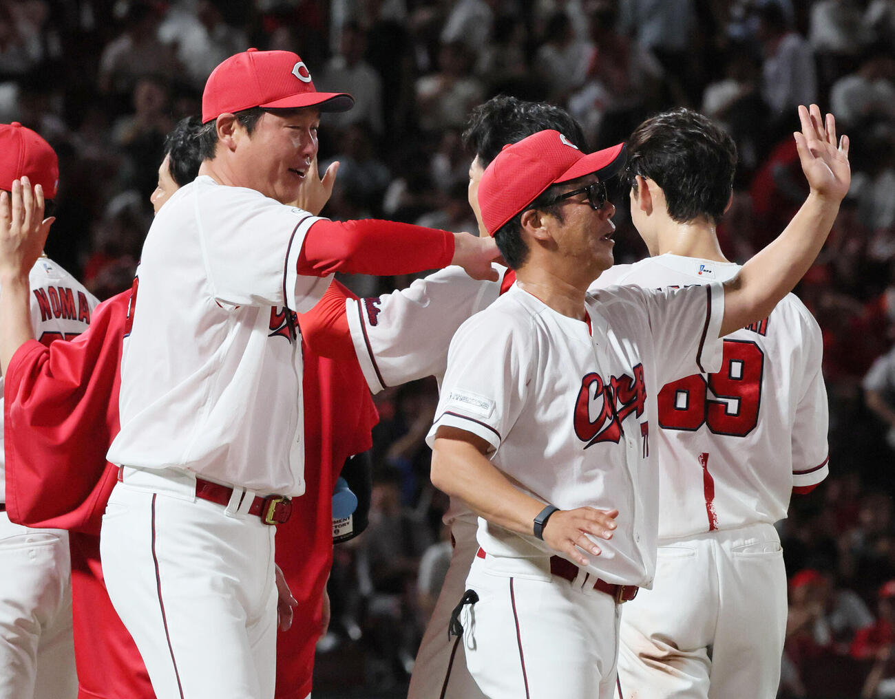 広島対中日　サヨナラの走者辰見鴻之介（右）を迎える新井貴浩監督（撮影・加藤孝規）