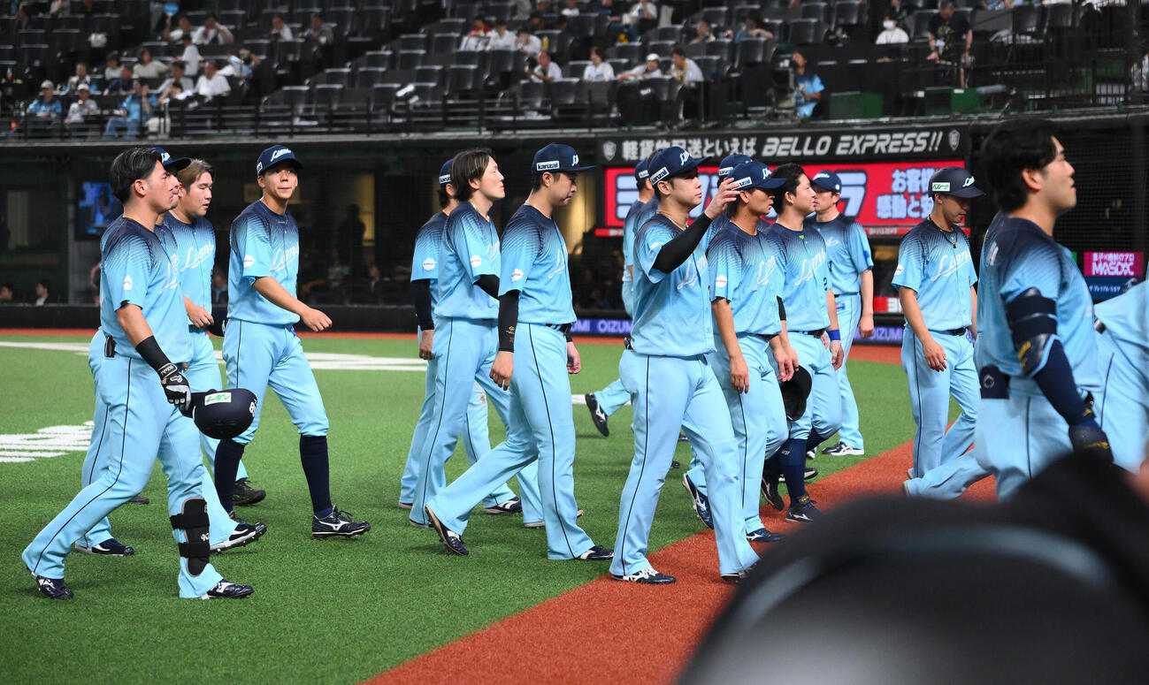 西武対オリックス　試合に敗れ引き揚げる西武の選手たち（撮影・滝沢徹郎）