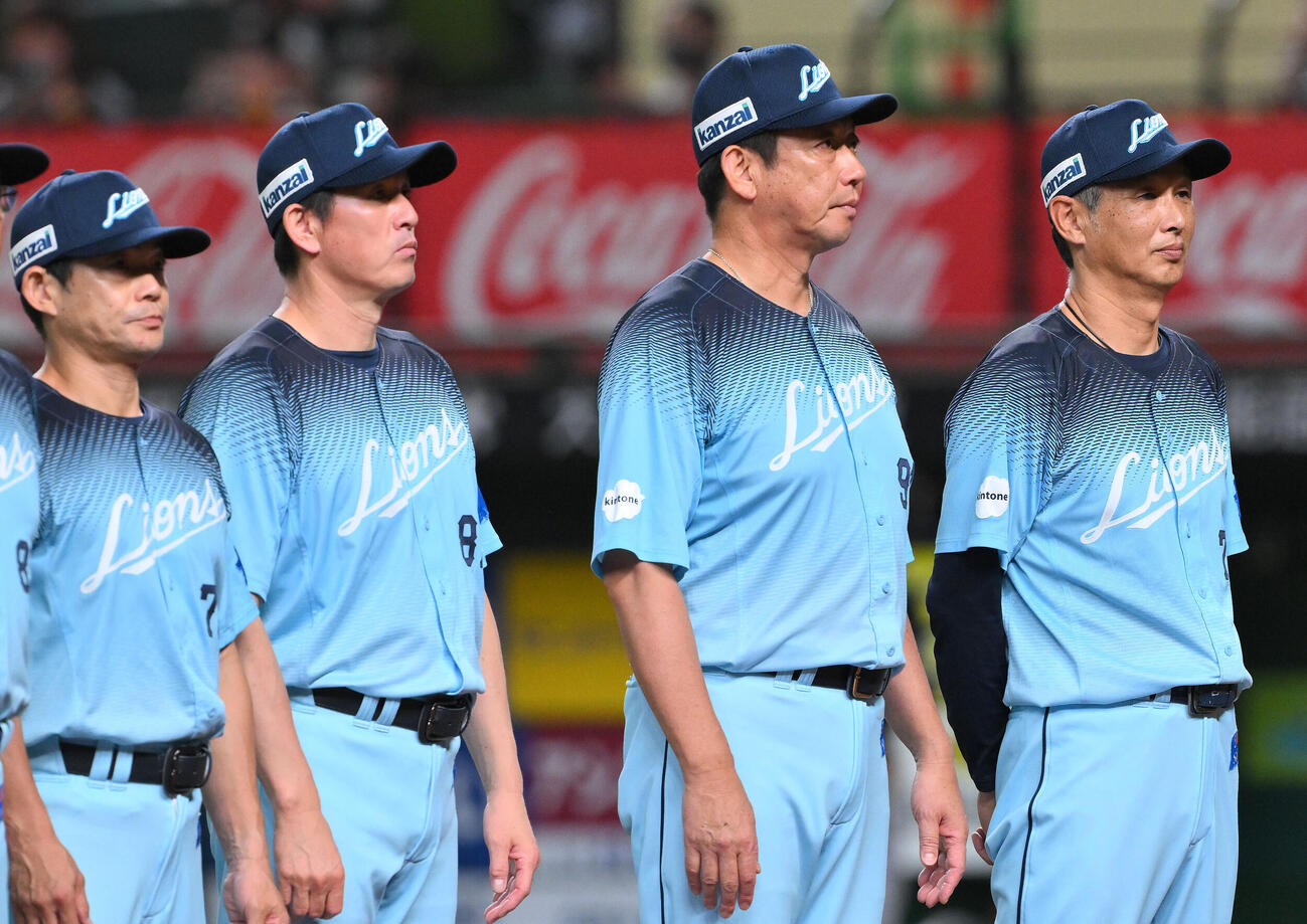 西武対オリックス　試合に敗れあいさつする西武西口文也監督（右）（撮影・滝沢徹郎）